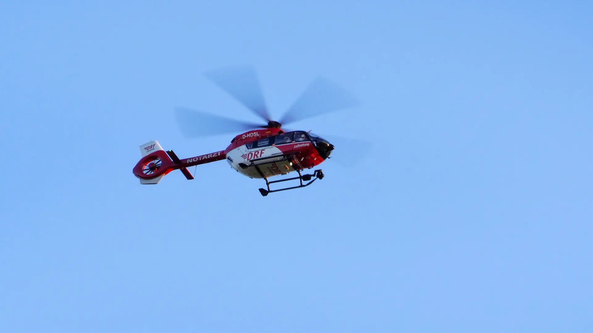 Nach einem lebensgefährlichen Unfall auf einer Wiese, musste ein Mann mit einem Rettungshubschrauber ins Krankenhaus gebracht werden.