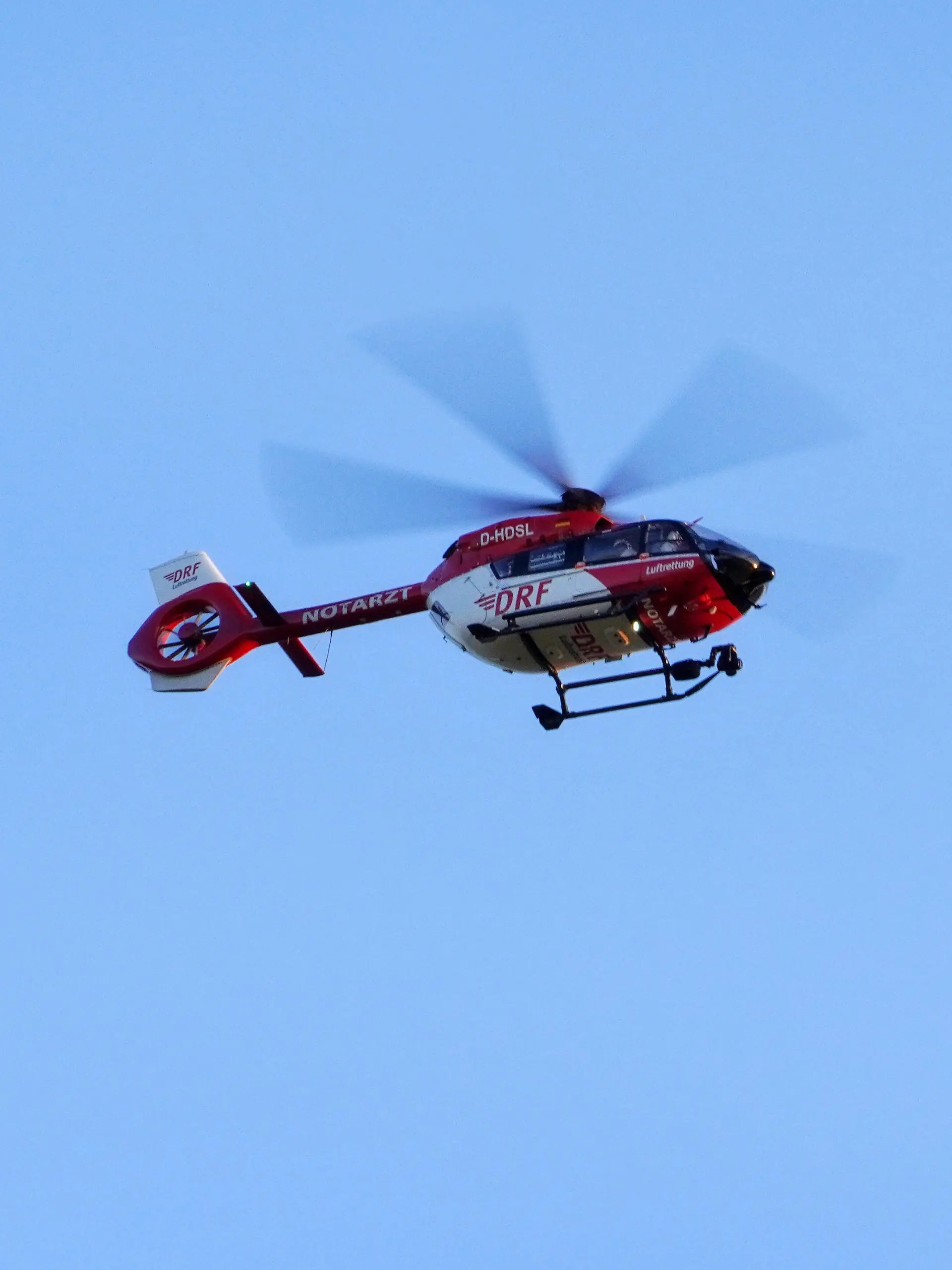 Nach einem lebensgefährlichen Unfall auf einer Wiese, musste ein Mann mit einem Rettungshubschrauber ins Krankenhaus gebracht werden.