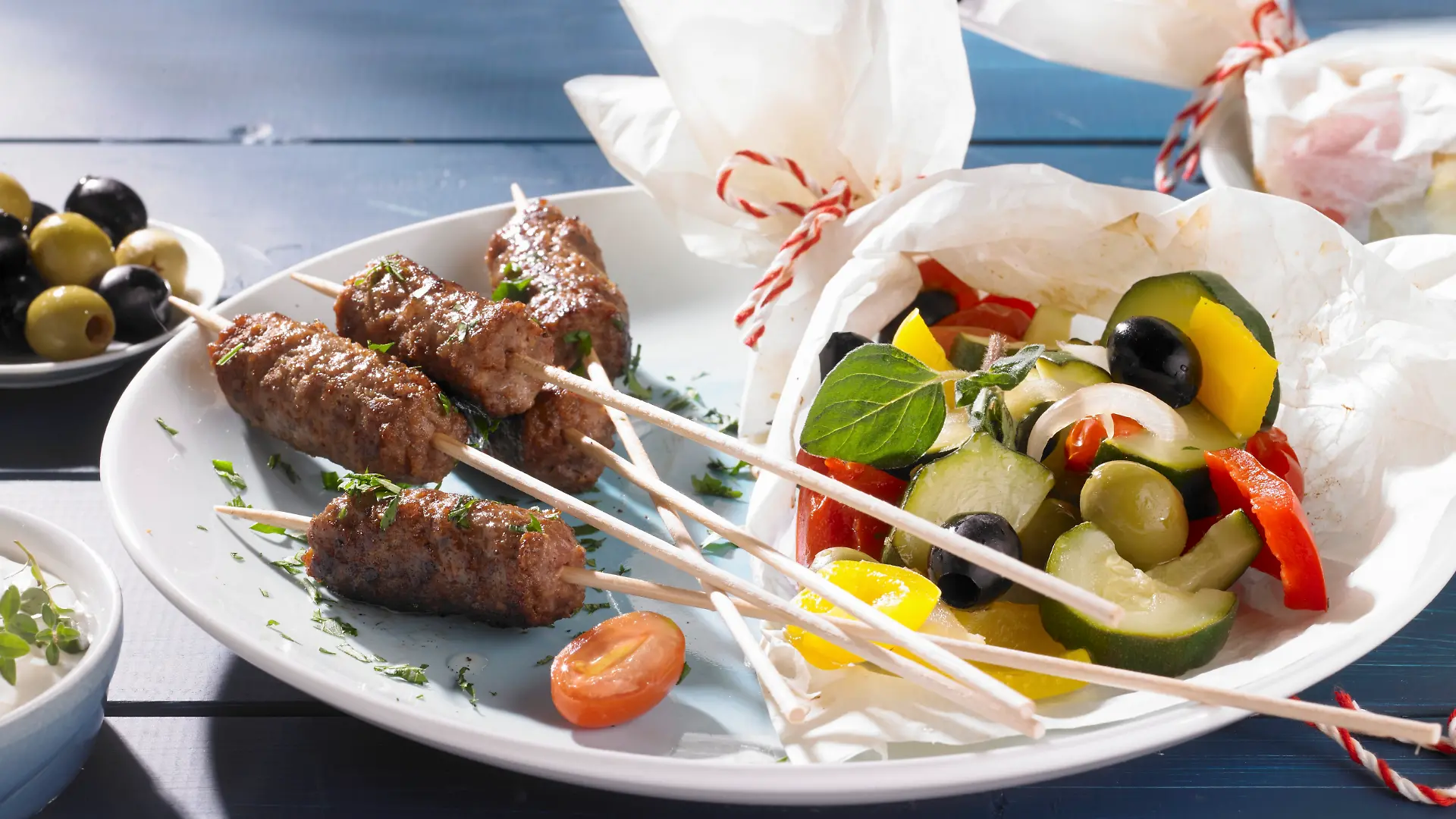 Cevapcici und Gemüsepäckchen auf Teller (Symbolfoto)