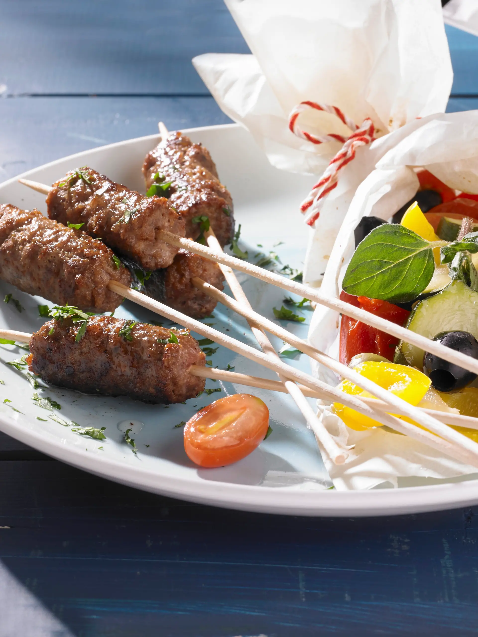 Cevapcici und Gemüsepäckchen auf Teller (Symbolfoto)