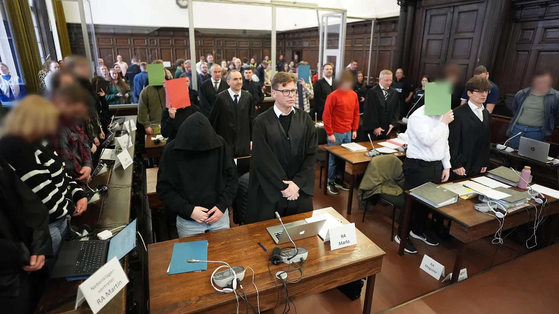 Die Angeklagten stehen im Sitzungssaal im Strafjustizgebäude zu Beginn des Prozesses gegen die rechtsextreme Terrorgruppe „Letzte Verteidigungswelle”.