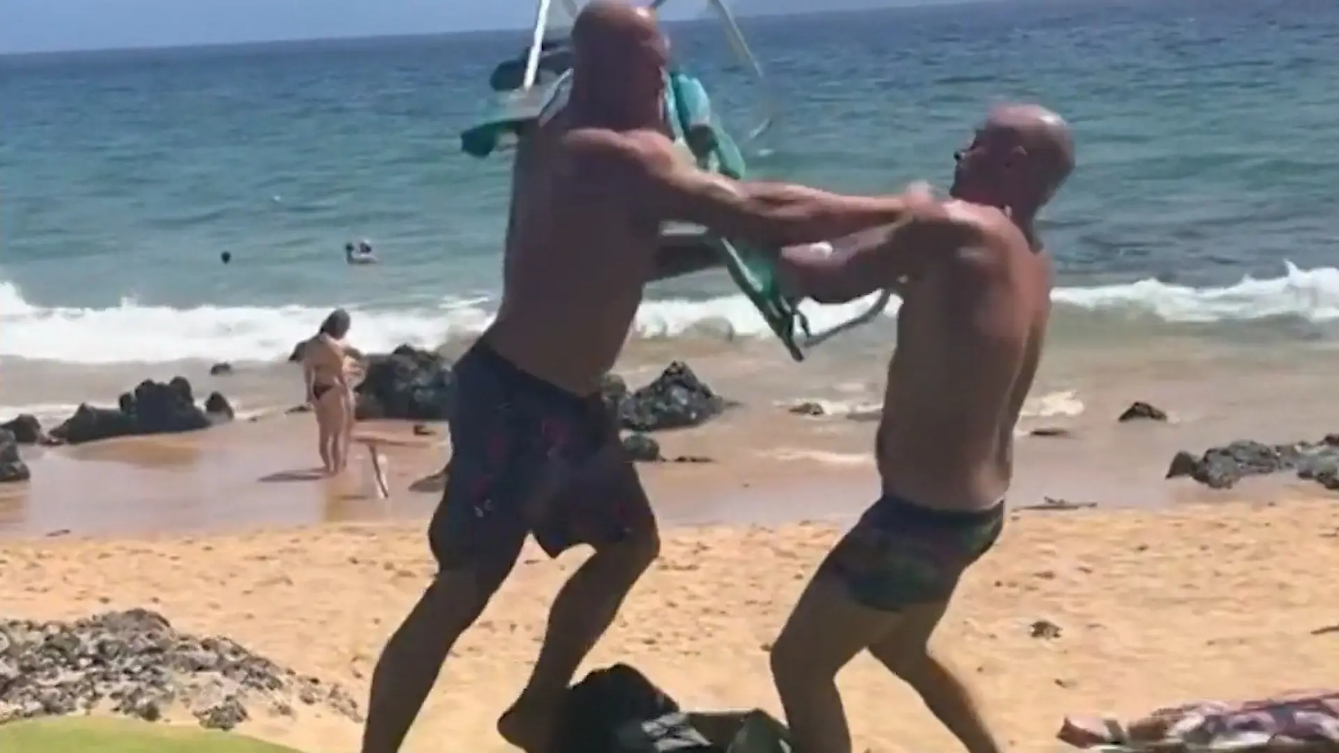 Politiker attackiert Strandbesucher – mit einem Liegestuhl! Kurz vor der Wahl auf Hawaii