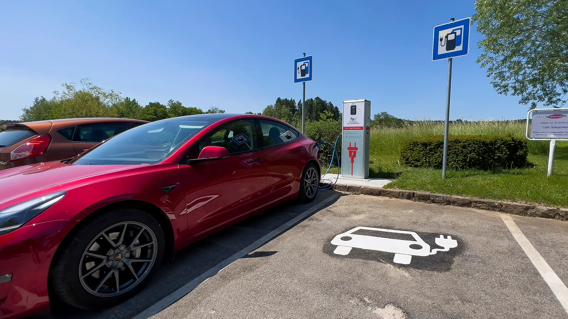 08.06.2023, Bad Woerishofen im Allgaeu, Ladesaeule fuer E-Autos im Wohngebiet. Ein Tesla Model 3 laedt gerade seinen Akku voll.