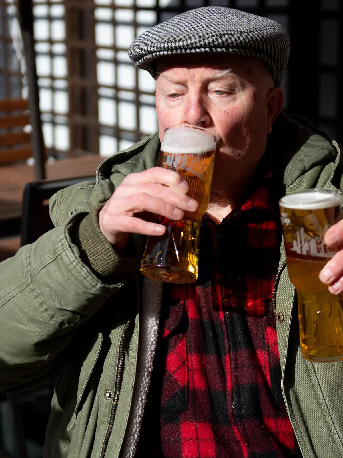 12.04.2021, Großbritannien, Birmingham: John Witts trinkt bei der Wiedereröffnung des Pubs «Figure of Eight» zwei Bier. Im größten Landesteil Großbritanniens werden die Maßnahmen zur Eindämmung der Coronavirus-Pandemie weiter gelockert. In England dürfen jetzt unter anderem Läden, Friseure und auch die Außengastronomie wieder aufmachen. Foto: Jacob King/PA Wire/dpa +++ dpa-Bildfunk +++