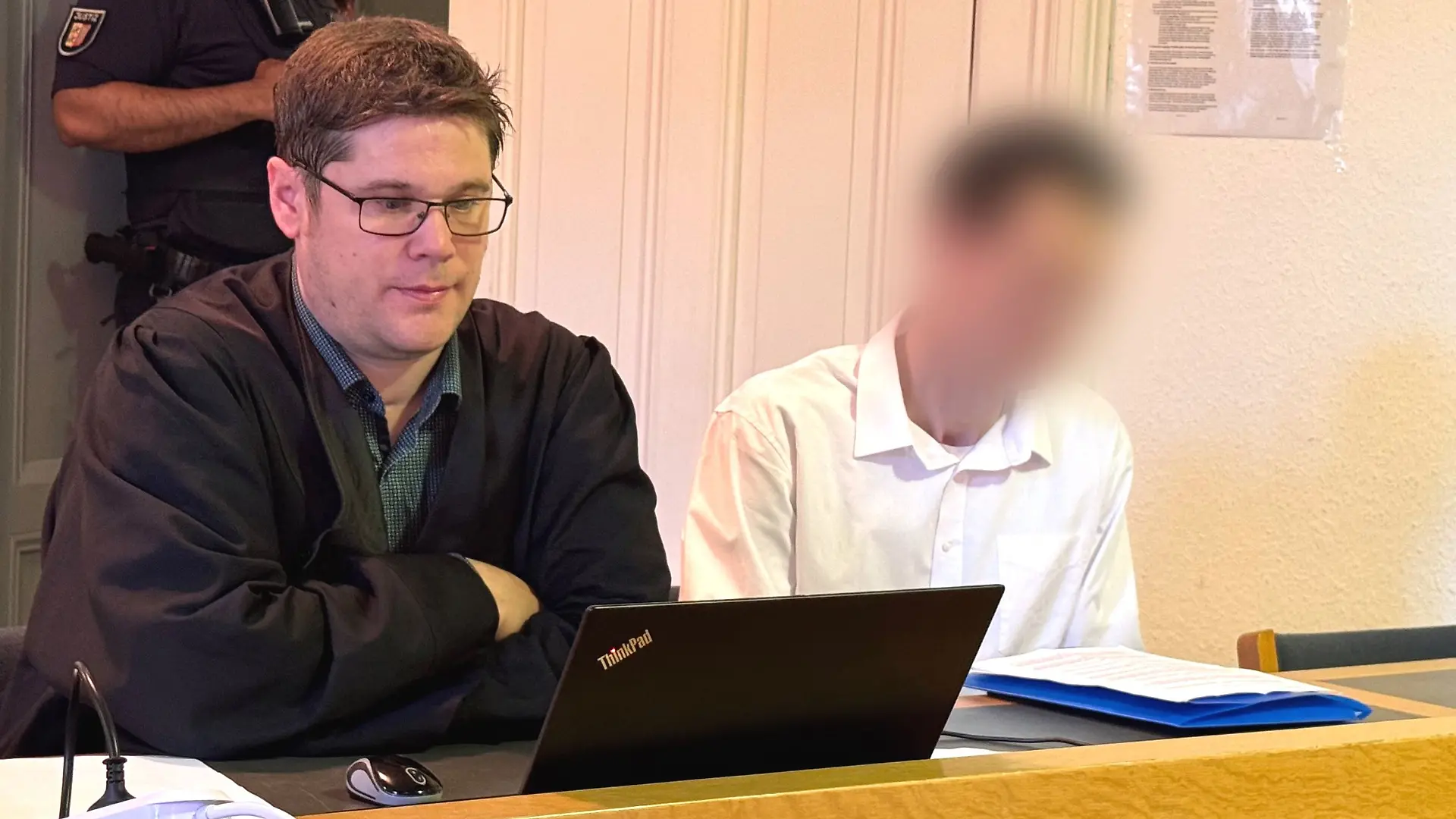Der 38-jährige Angeklagte bestreitet vor dem Amtsgericht Flensburg, den Pudel-Mischling Buddy getötet zu haben.