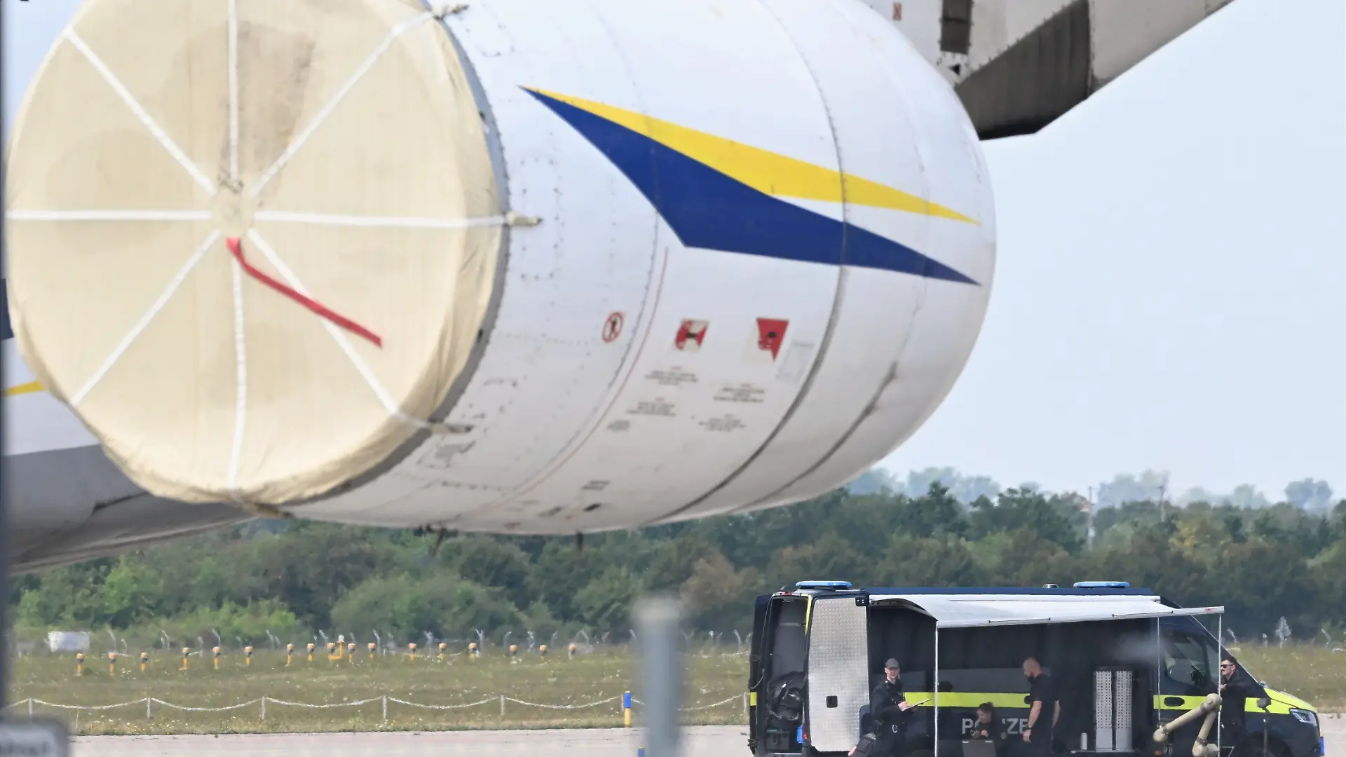 Kriminaltechniker der Polizei (hinten r) bereiten den Einsatz eines Sprengroboters in der Nähe eines ukrainischen Flugzeugs auf dem Flughafen Leipzig/Halle vor. Die sächsische Polizei hat die Ermittlungen zum nächtlichen Drohnen-Vorfall am Flughafen Leipzig/Halle übernommen. +++ dpa-Bildfunk +++