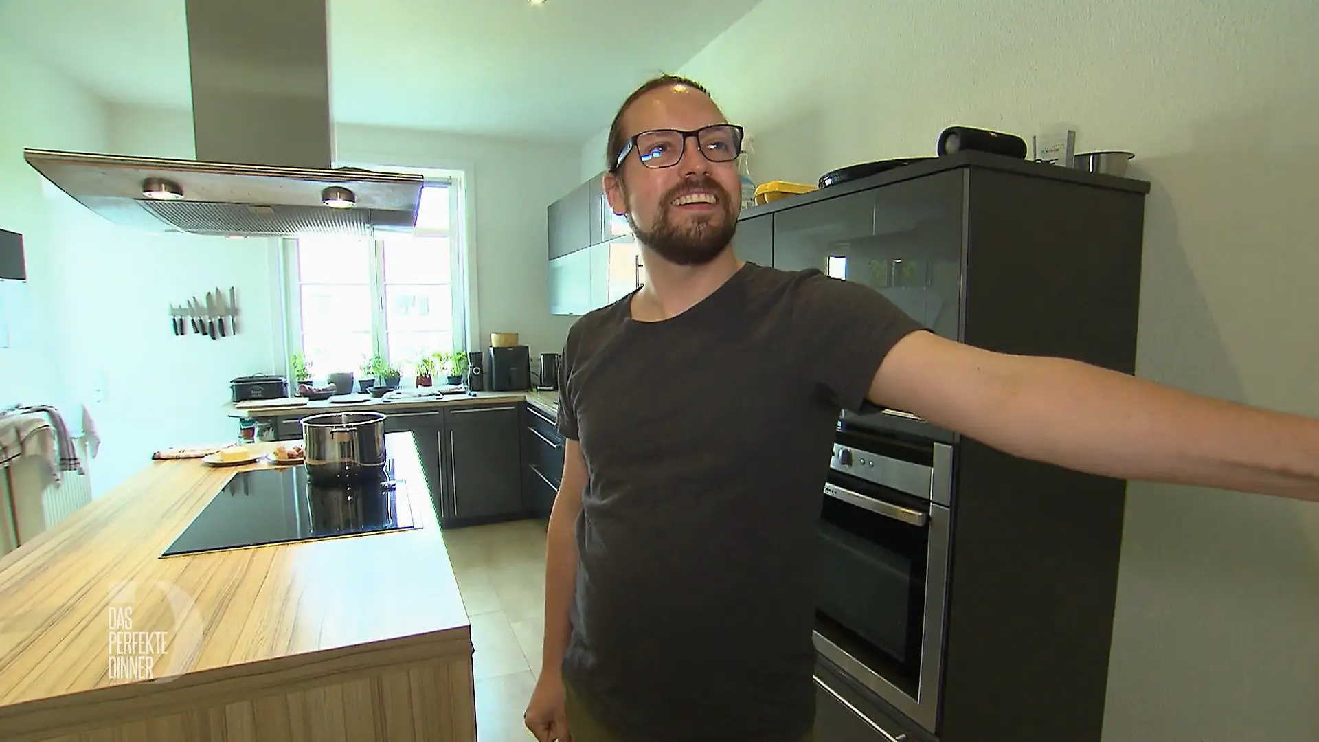 Behält Projektmanager Felix auch am Herd den Überblick? Finale in der großen WG