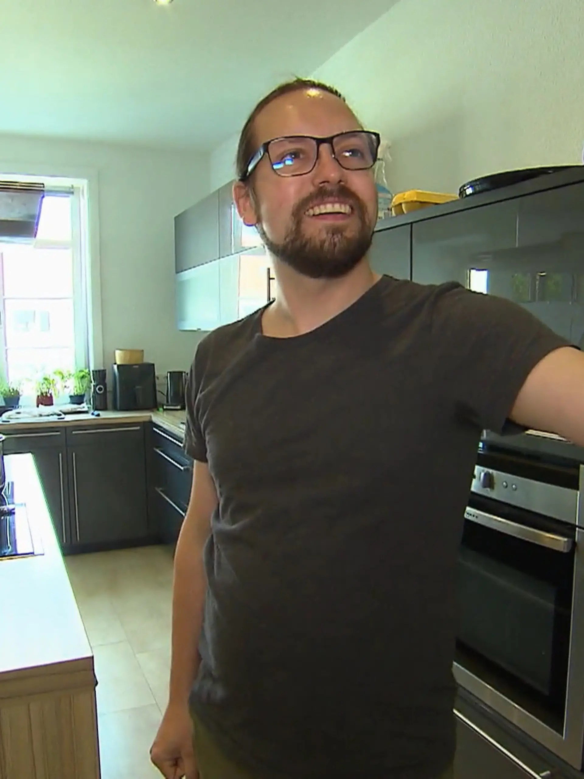 Bild zu: "Behält Projektmanager Felix auch am Herd den Überblick?"
