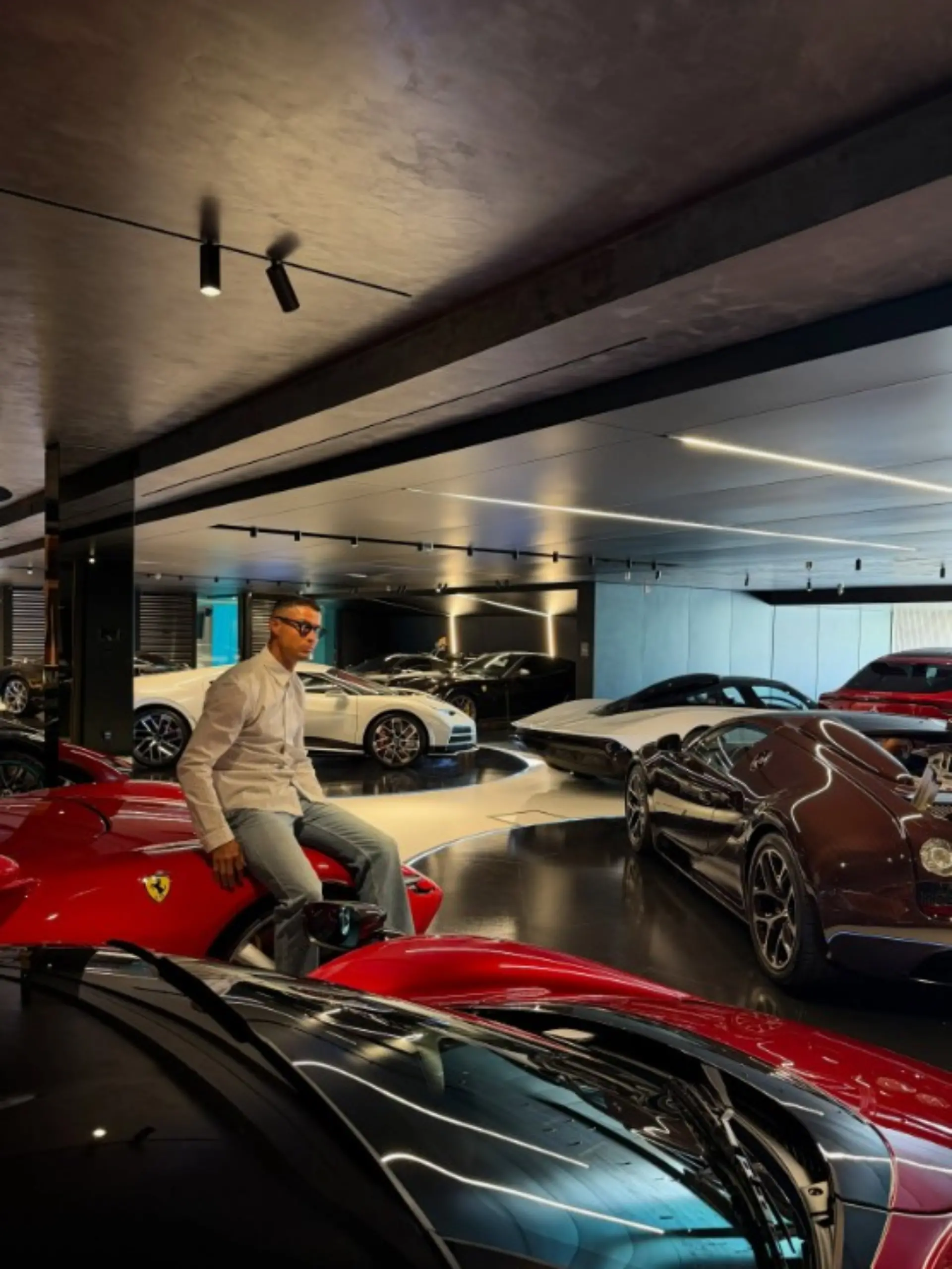 Bild zu: "Unglaublich! Cristiano Ronaldo präsentiert seine Luxus-Schlitten"