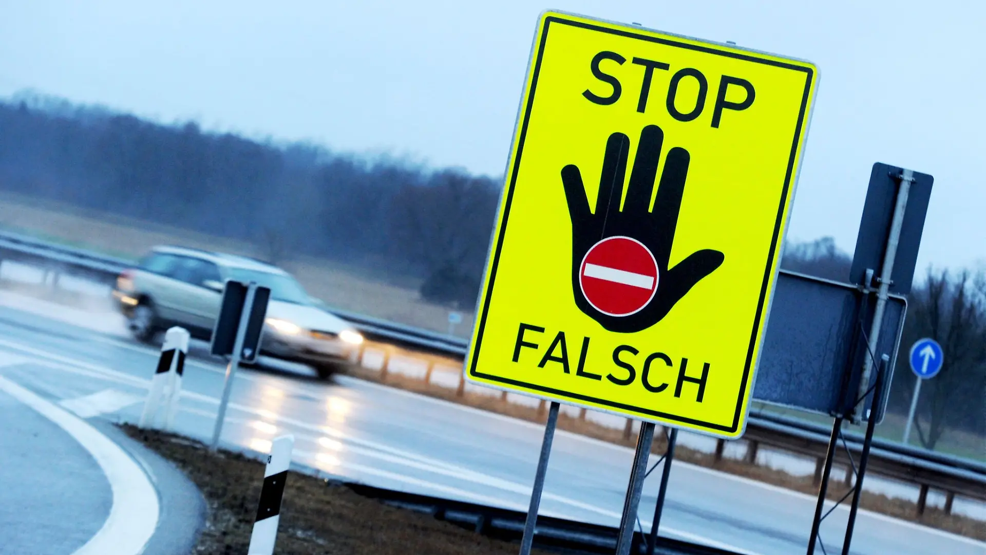 Wer falsch auf die Autobahn auffährt, bringt sich und andere in Lebensgefahr. An manchen Auffahrten warnen Schilder davor, dass man irrtümlich die falsche Richtung eingeschlagen hat.