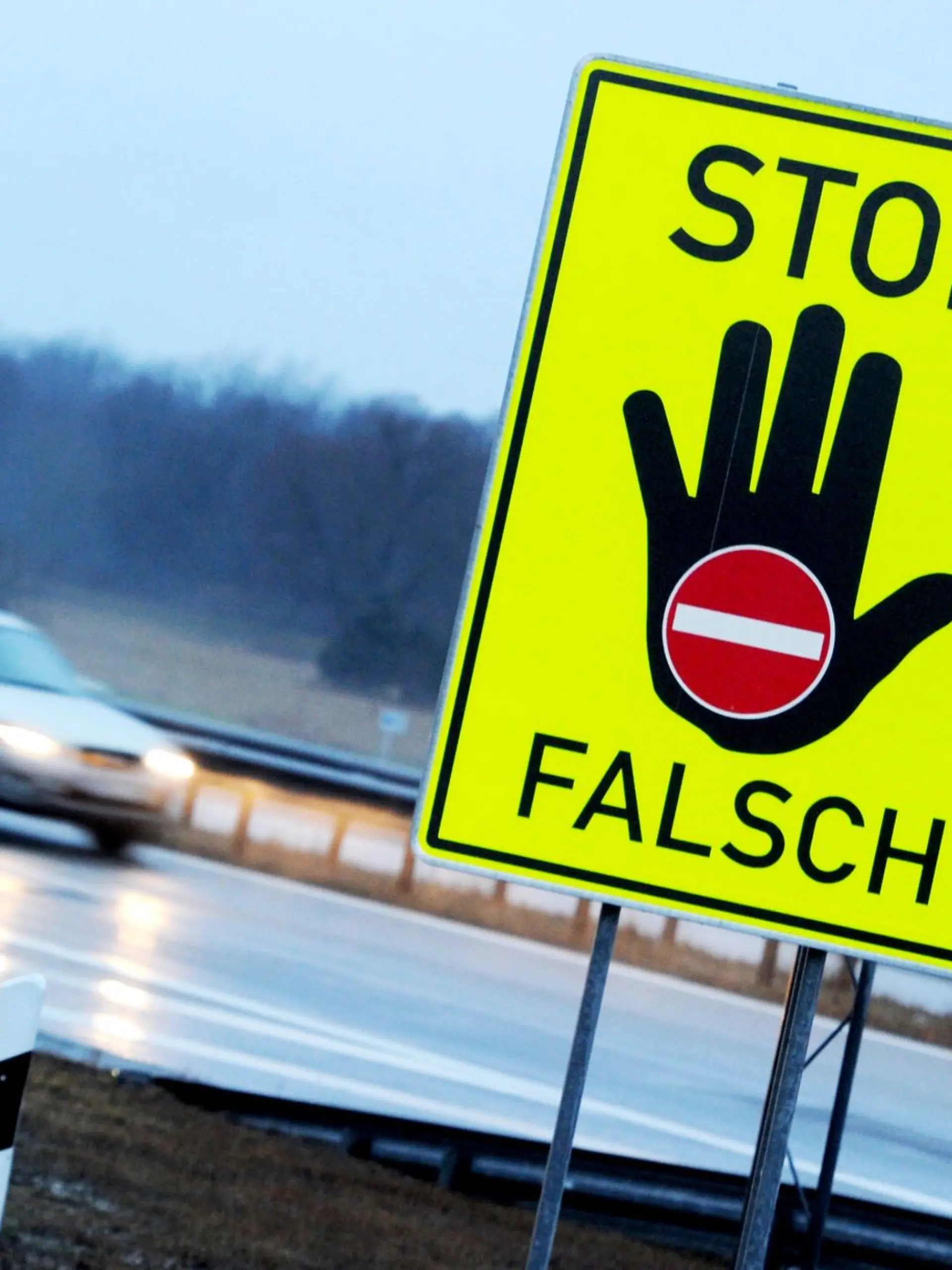 Wer falsch auf die Autobahn auffährt, bringt sich und andere in Lebensgefahr. An manchen Auffahrten warnen Schilder davor, dass man irrtümlich die falsche Richtung eingeschlagen hat.