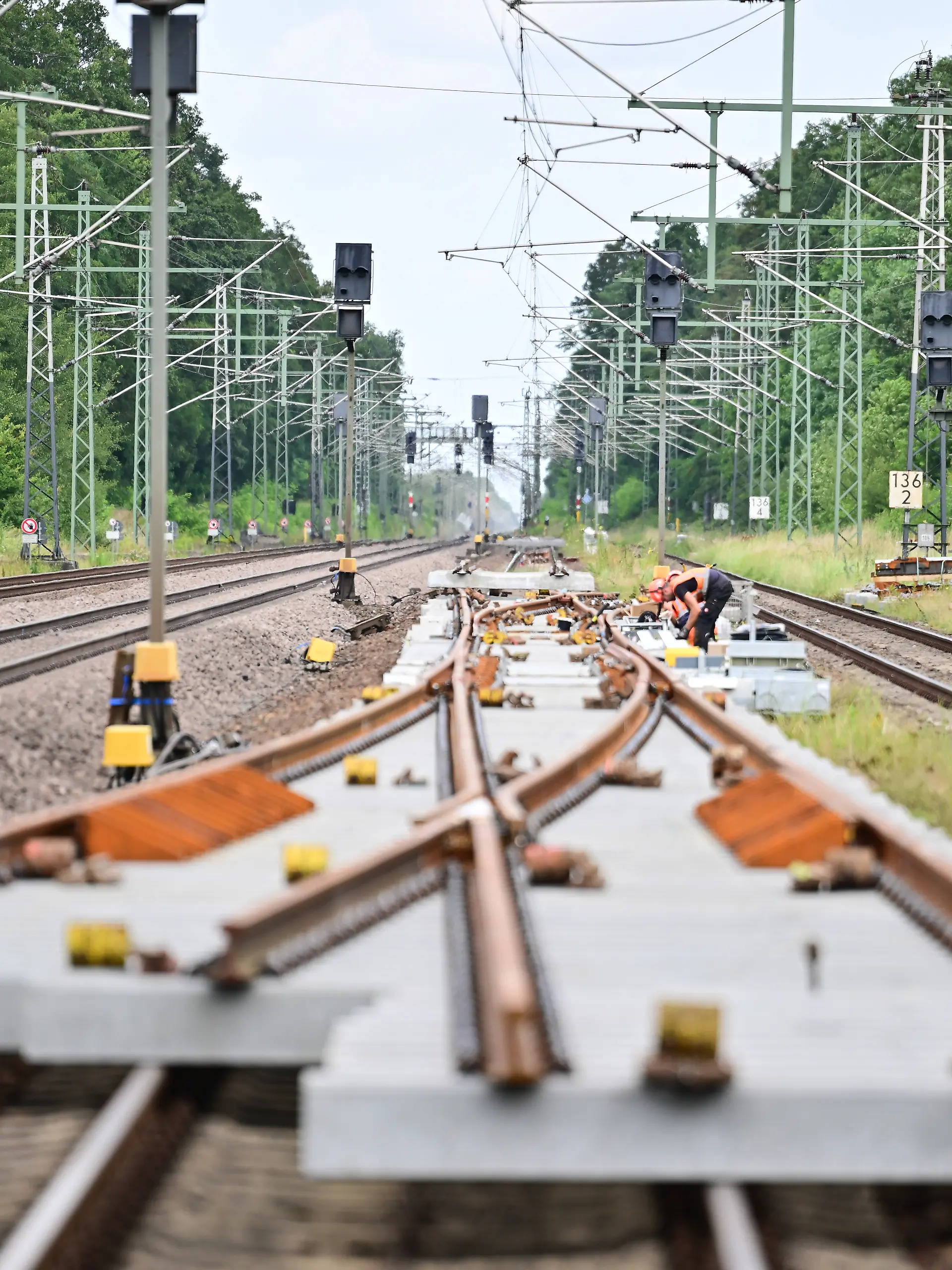 Eine neue Weiche liegt während der Generalsanierung der Bahnstrecke Hamburg - Berlin auf der Strecke.