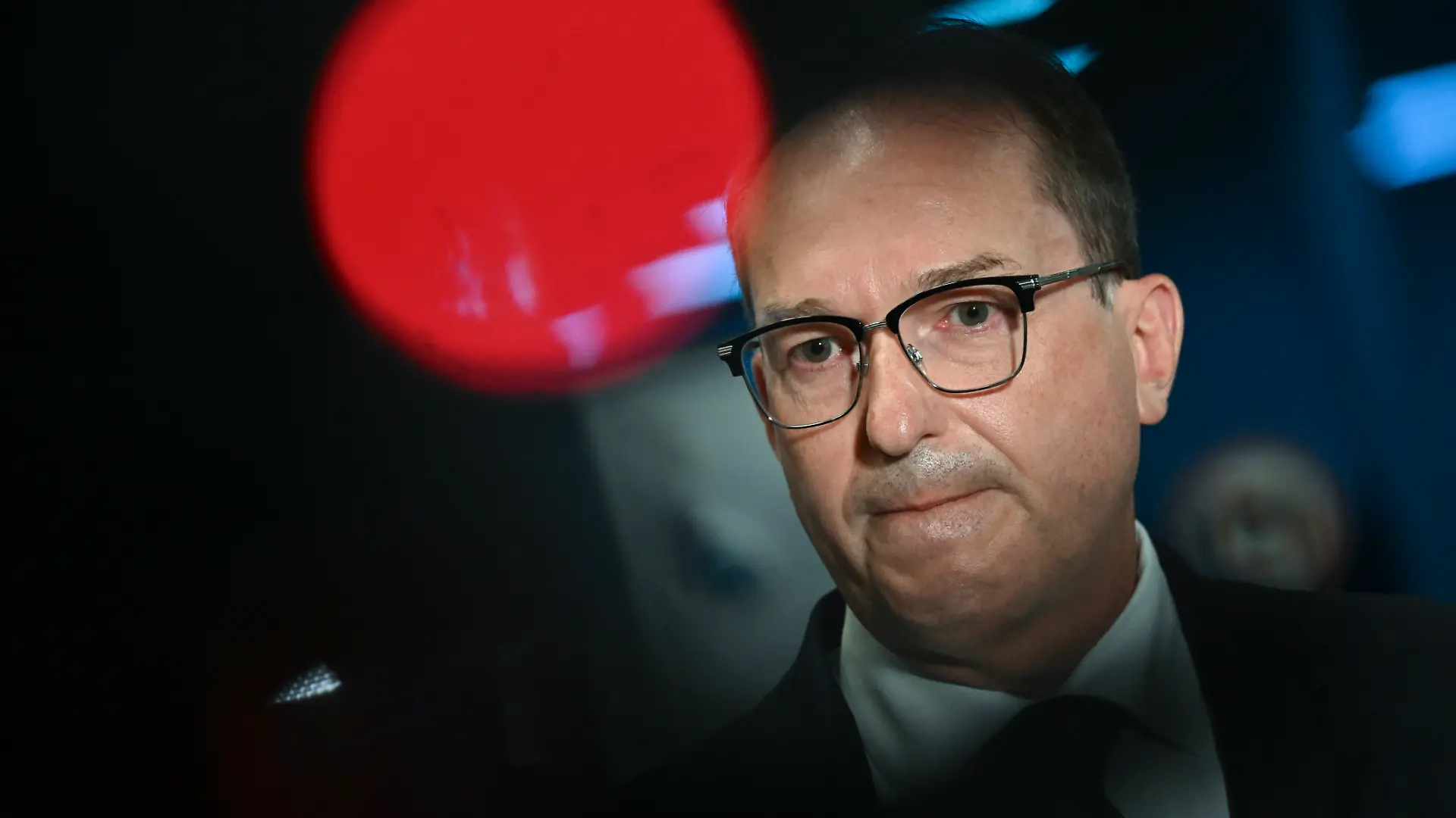 Alexander Dobrindt (CSU), Bundesinnenminister, spricht bei einer Pressekonferenz in einem Terminal des Flughafens Leipzig/Halle. Nach einem nächtlichen Drohnen-Vorfall am Flughafen Leipzig/Halle haben Spezialisten der Bundespolizei eine Sprengvorrichtung entschärft. +++ dpa-Bildfunk +++