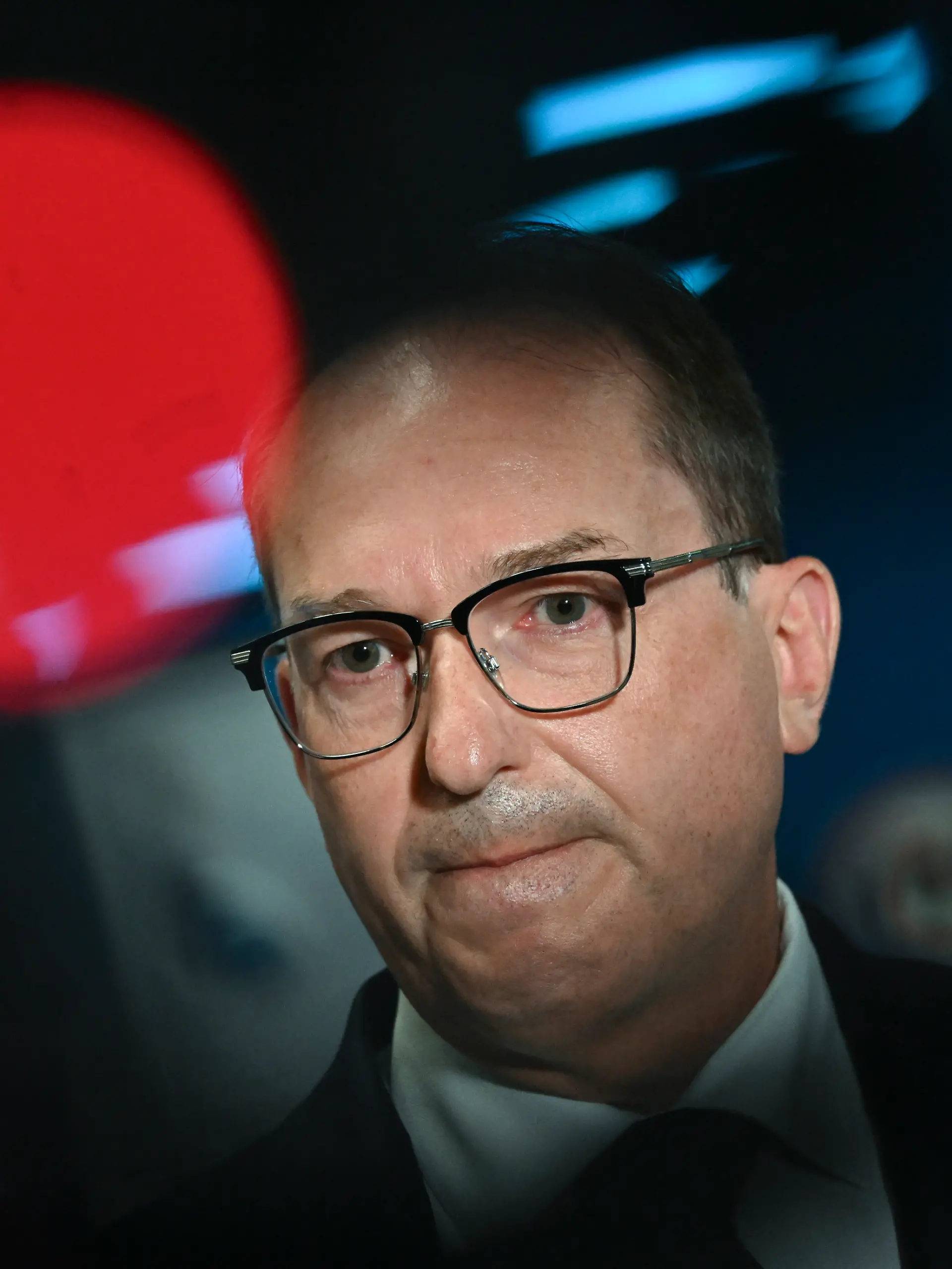 Alexander Dobrindt (CSU), Bundesinnenminister, spricht bei einer Pressekonferenz in einem Terminal des Flughafens Leipzig/Halle. Nach einem nächtlichen Drohnen-Vorfall am Flughafen Leipzig/Halle haben Spezialisten der Bundespolizei eine Sprengvorrichtung entschärft. +++ dpa-Bildfunk +++