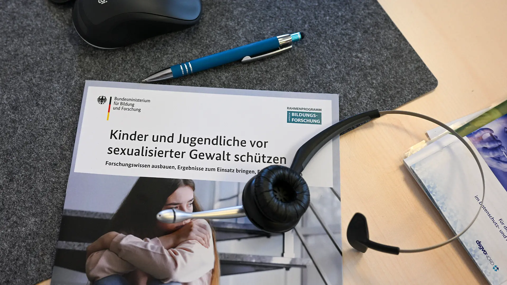 ARCHIV - 02.05.2024, Berlin: Wer Opfer sexueller Gewalt geworden ist, kann sich an verschiedene Beratungsstellen wenden. Eine 14-Jährige soll in einem Jugendzentrum von drei Jugendlichen sexuell missbraucht worden sein, nun sind die Ermittlungen eingestellt. (zu dpa: «Staatsanwalt: Kein Verfahren wegen Gruppenvergewaltigung») Foto: Jens Kalaene/dpa/dpa-tmn +++ dpa-Bildfunk +++