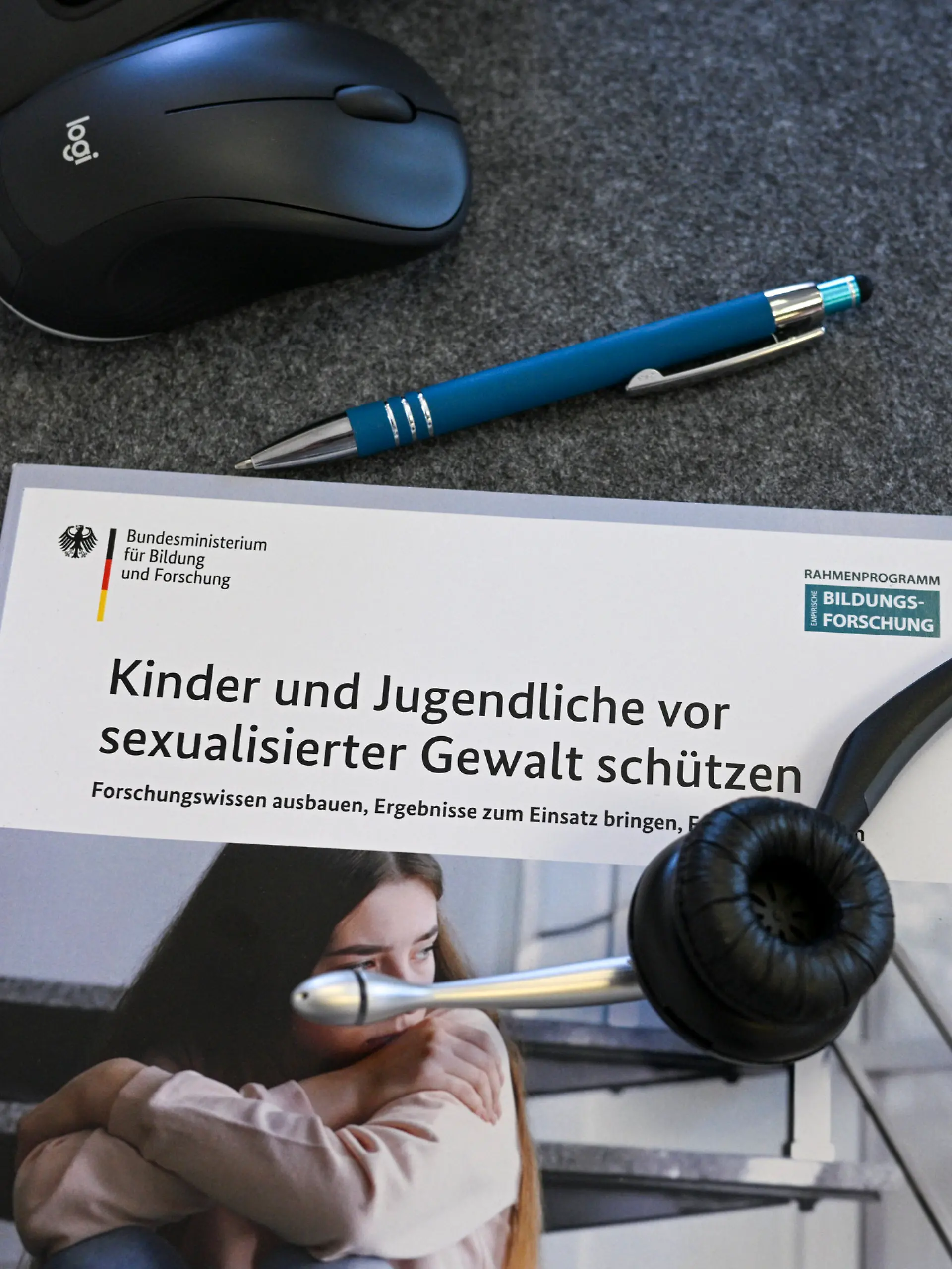ARCHIV - 02.05.2024, Berlin: Wer Opfer sexueller Gewalt geworden ist, kann sich an verschiedene Beratungsstellen wenden. Eine 14-Jährige soll in einem Jugendzentrum von drei Jugendlichen sexuell missbraucht worden sein, nun sind die Ermittlungen eingestellt. (zu dpa: «Staatsanwalt: Kein Verfahren wegen Gruppenvergewaltigung») Foto: Jens Kalaene/dpa/dpa-tmn +++ dpa-Bildfunk +++