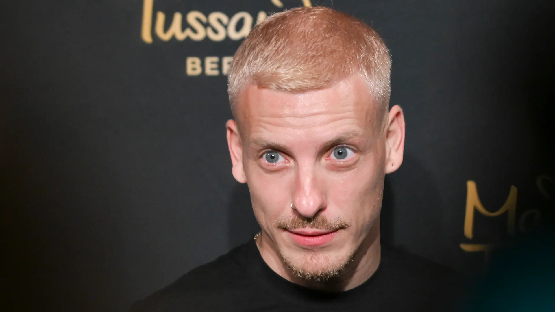 Comedian Felix Lobrecht bei Madame Tussauds Berlin.
