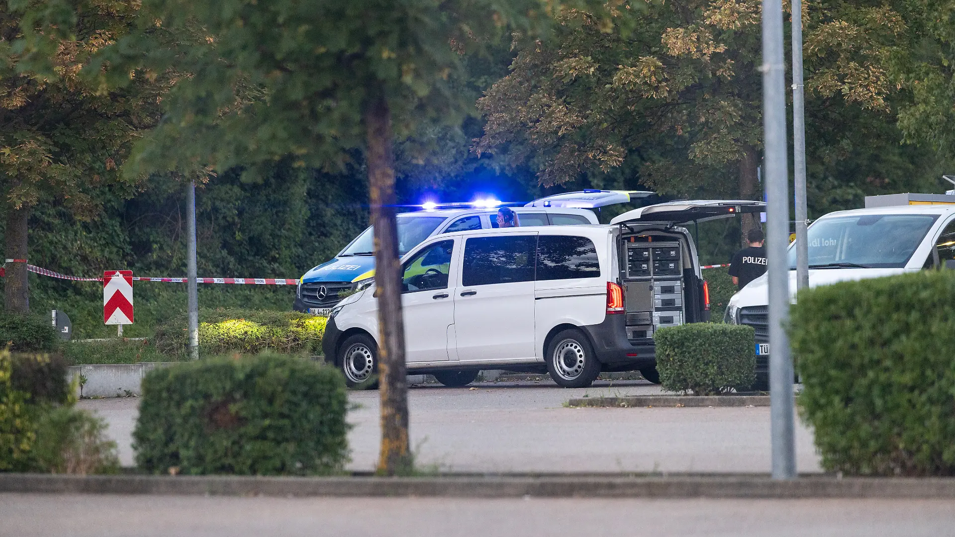 In Eningen unter Achalm läuft am heutigen Mittwochabend (5. August 2026) ein großer Polizeieinsatz, da in unmittelbarer Nähe einer Lidl-Filiale Schüsse auf ein Fahrzeug abgegeben wurden Foto Eibner-Pressefoto/Drofitsch