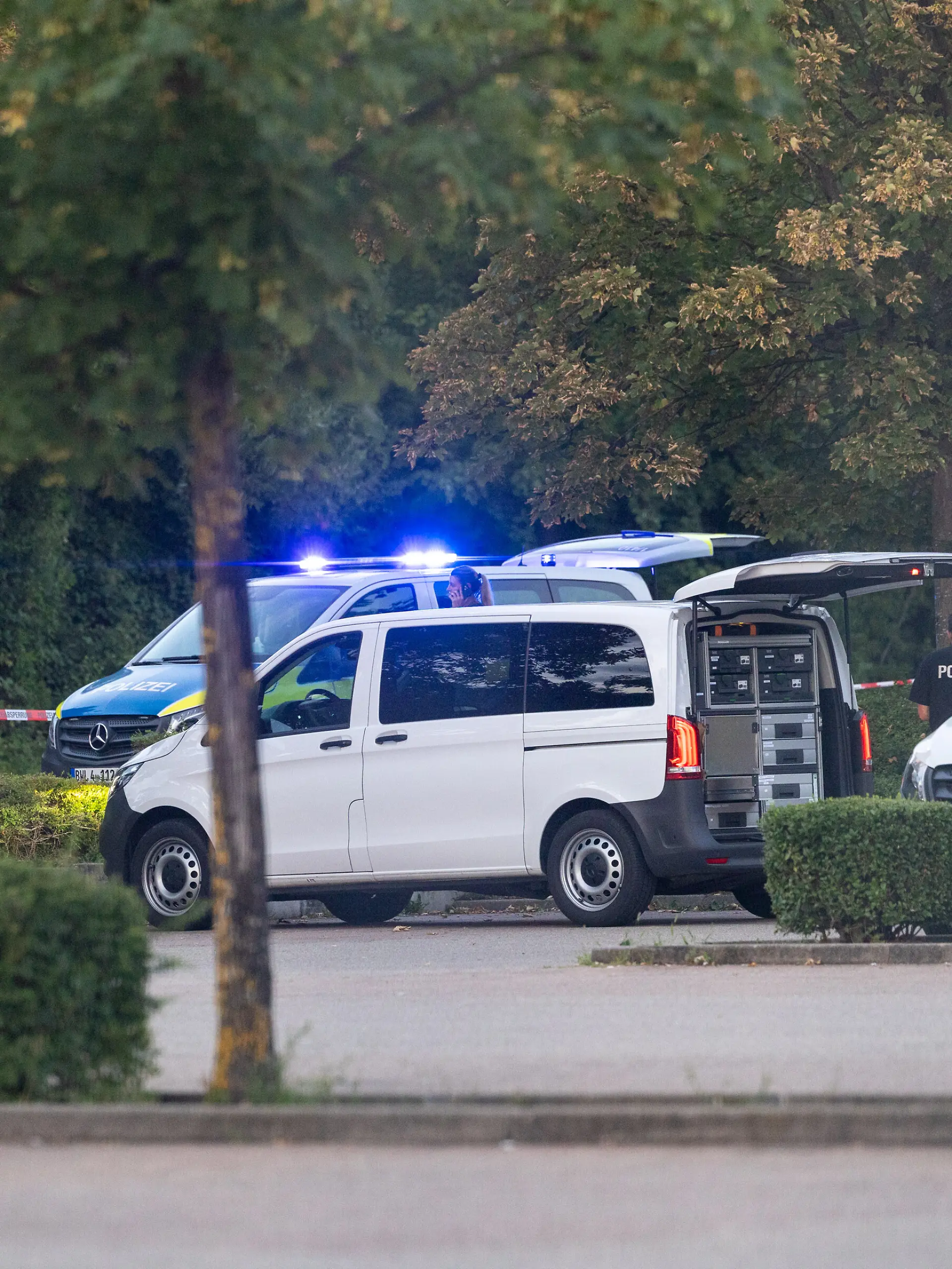 In Eningen unter Achalm läuft am heutigen Mittwochabend (5. August 2026) ein großer Polizeieinsatz, da in unmittelbarer Nähe einer Lidl-Filiale Schüsse auf ein Fahrzeug abgegeben wurden Foto Eibner-Pressefoto/Drofitsch