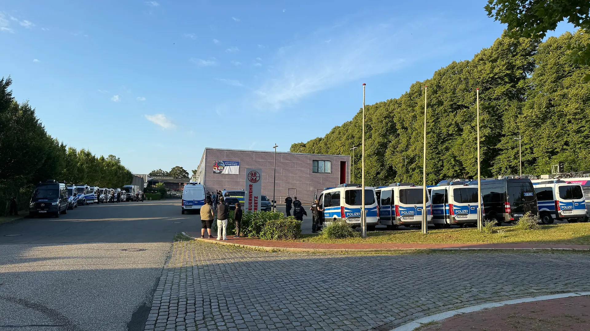 An der Freiwilligen Feuerwehr Preetz sammeln sich am Donnerstagmorgen Polizei, Feuerwehr und weitere Einsatzkräfte, um die Suche nach der vermissten Bella fortzusetzen.