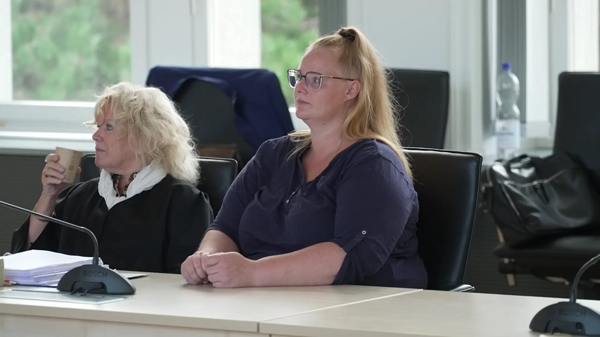 Fabians Mutter Dorina L. (rechts) mit ihrer Nebenklagevertreterin Christine Habetha