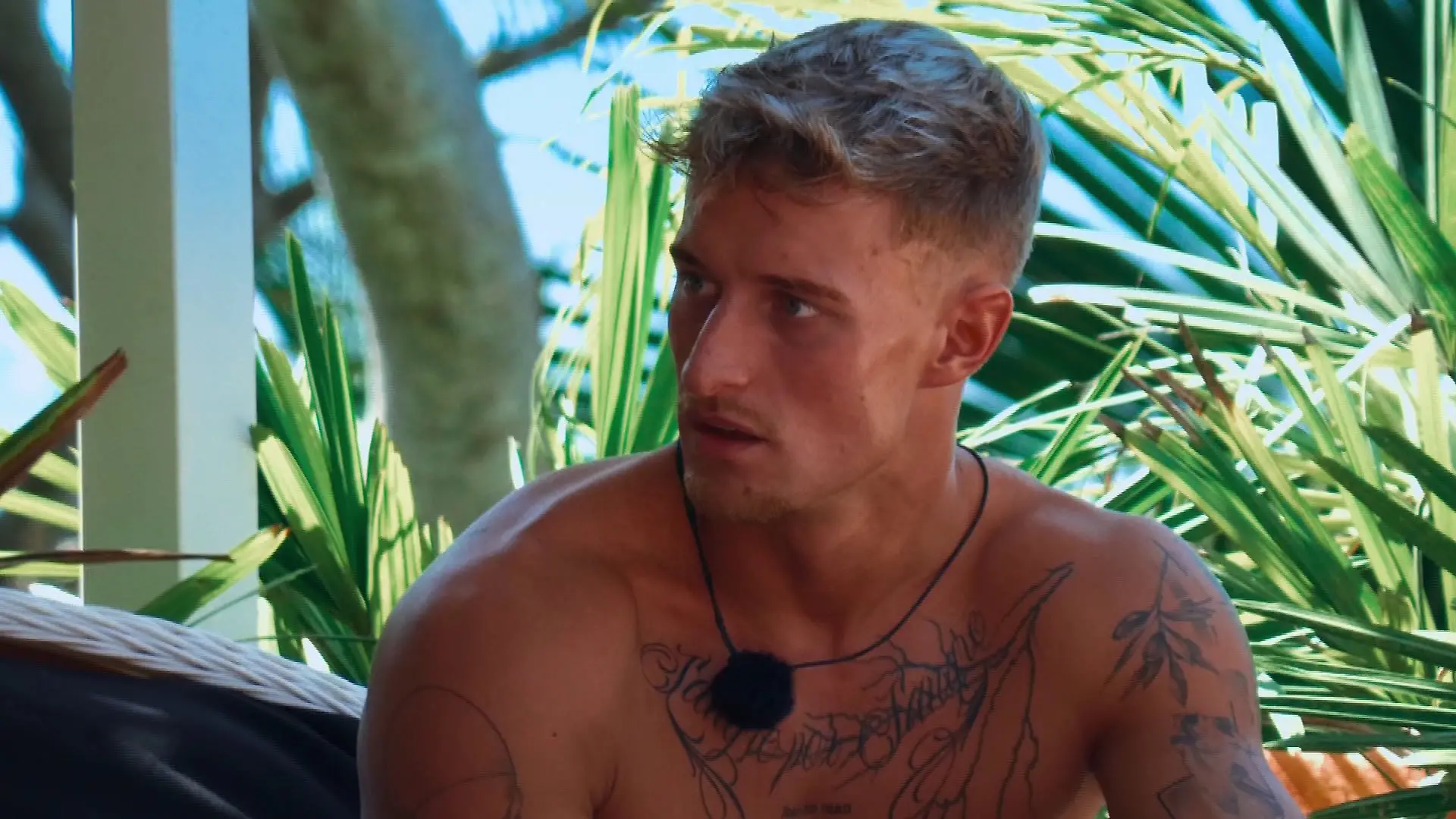 Laurenz erfährt bei „Ex on the Beach”, dass Brenda ihn betrogen hat.