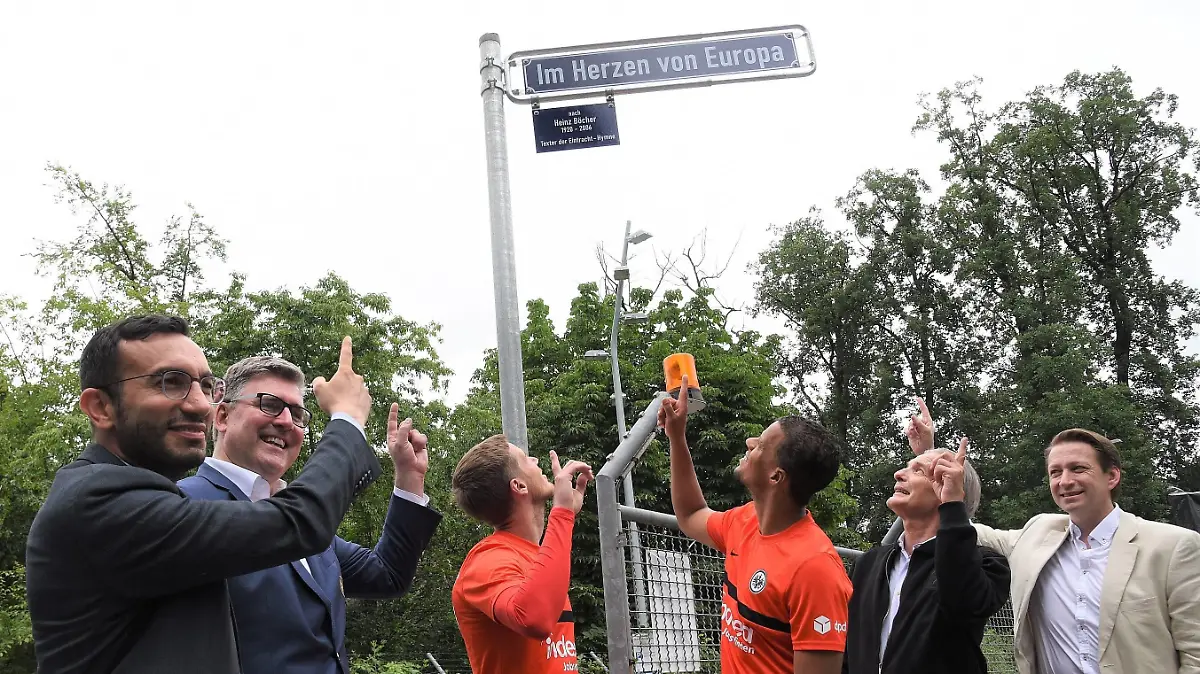 05.07.2021 Frankfurt am Main, Deutsche Bank Park Eintracht Frankfurt Im Herzen von Europa 1 Einweihung der neuen Adresse des ProfiCamps von Eintracht Frankfurt und Enthüllung des Straßenschildes Stadtrat Mike Josef, Axel Hellmann Vorstand Eintracht, Erik Durm 25, Eintracht Frankfurt, Timothy Chandler 22, Eintracht Frankfurt, Eintracht Frankfurt Legende Karl-Heinz Charly Körbel emspor, DFL regulations prohibit any use of photographs as image sequences and/or quasi-video *** 05 07 2021 Frankfurt am Main, Deutsche Bank Park Eintracht Frankfurt Im Herzen von Europa 1 Inauguration of the new address of the ProfiCamp of Eintracht Frankfurt and unveiling of the street sign City Councilor Mike Josef, Axel Hellmann Board Eintracht, Erik Durm 25, Eintracht Frankfurt , Timothy Chandler 22, Eintracht Frankfurt , Eintracht Frankfurt legend Karl Heinz Charly Körbel emspor, DFL regulations prohibit any use of photographs as image sequences and or quasi video 