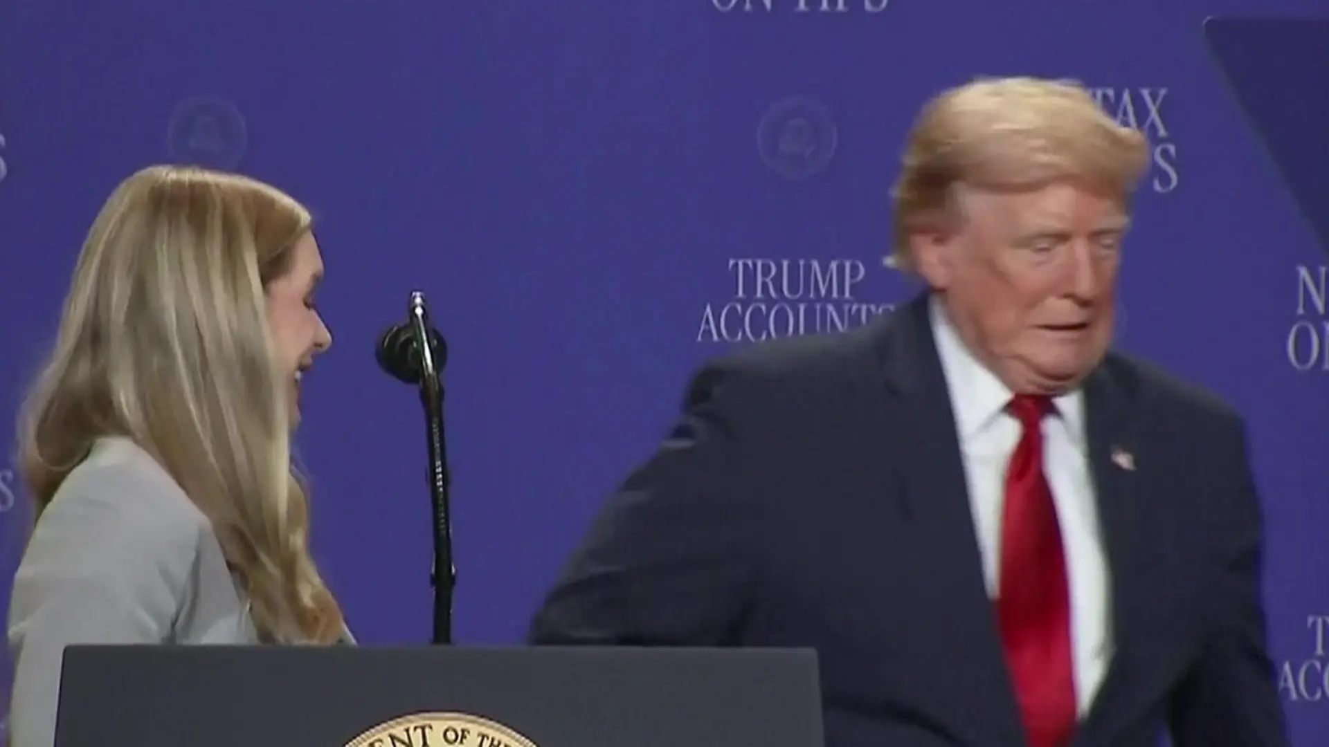 Donald Trump setzt plötzlich zum Sprint an – weil Kind DAS macht! Wo will der US-Präsident denn hin?