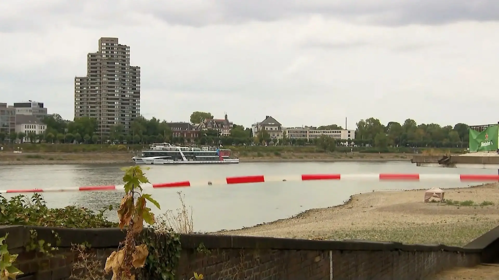 Wird jetzt nach weiteren Bomben gesucht? Niedrigwasser im Rhein!