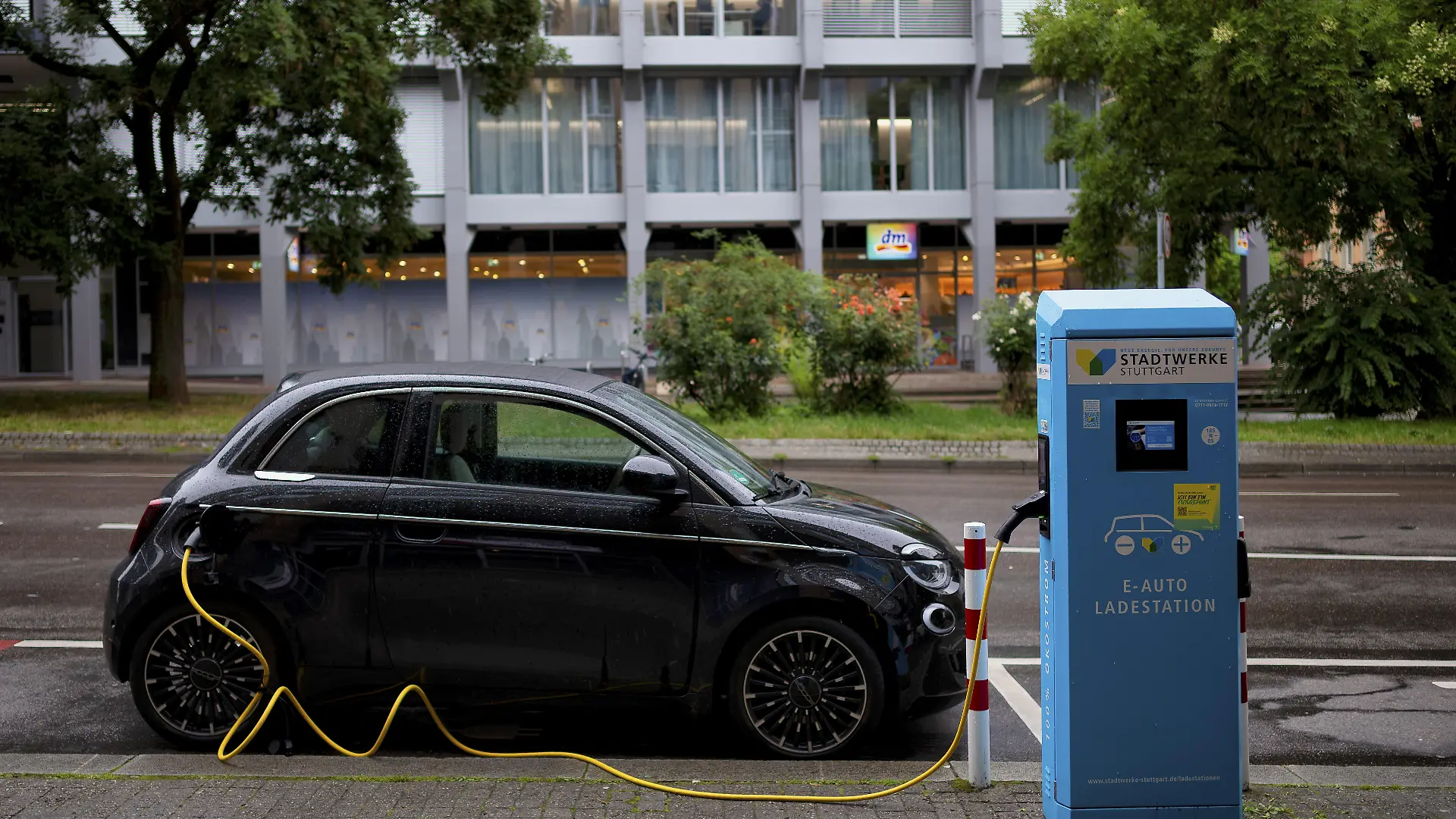 Ladestation Stadtwerke Stuttgart für Elektroautos, Stromtankstelle, E-Tankstelle, E-Mobilität, Ladekabel führt in E-Auto, Logo, Stuttgart, Baden-Württemberg, Deutschland