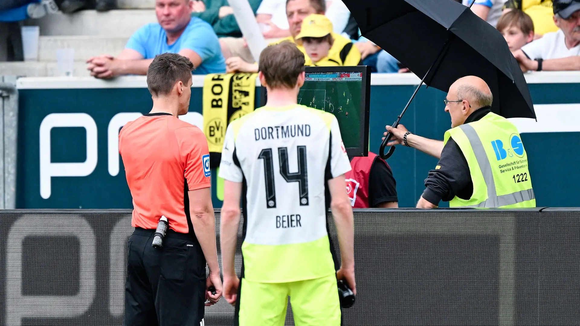 Entscheidungen nach Videobeweis sollen in der neuen Saison möglichst schnell getroffen werden. (Archivbild)