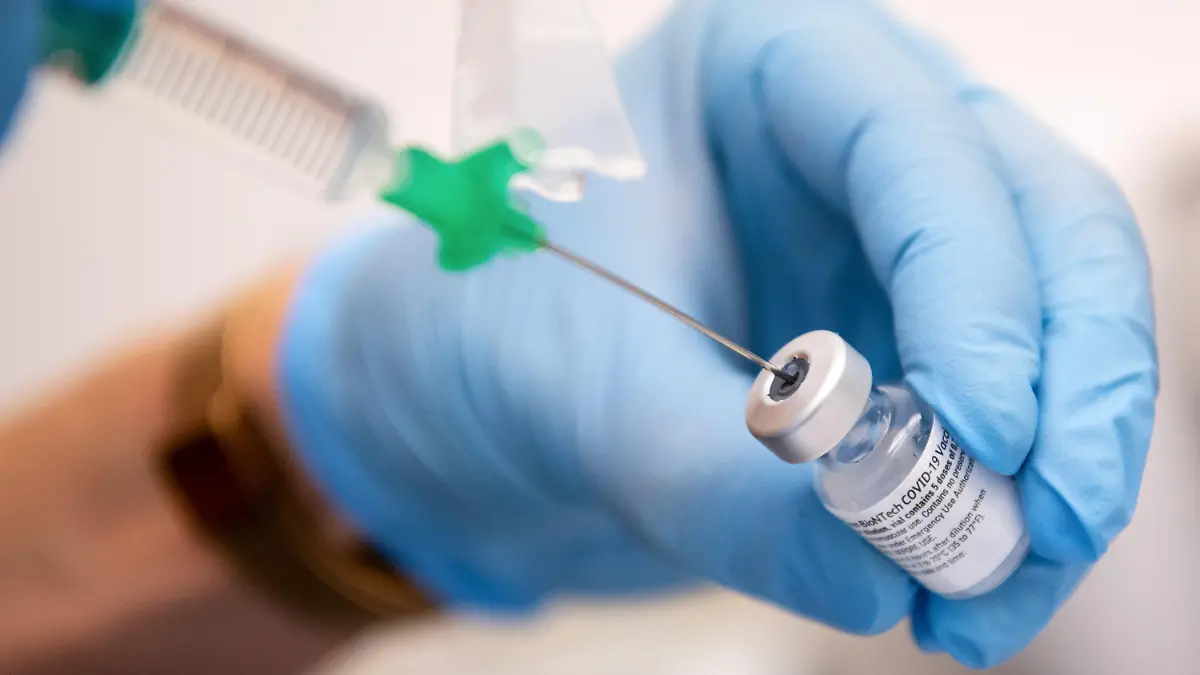 ARCHIV - 30.12.2020, Bayern, Gauting: Eine Klinik-Mitarbeiterin zieht den Covid-19 Impfstoff von Biontech/Pfizer für eine Impfung auf eine Spritze. (zu dpa: «Arzt impft neunjähriges Mädchen gegen Corona») Foto: Sven Hoppe/dpa - ACHTUNG: Dieses Foto hat dpa bereits im Bildfunk gesendet +++ dpa-Bildfunk +++