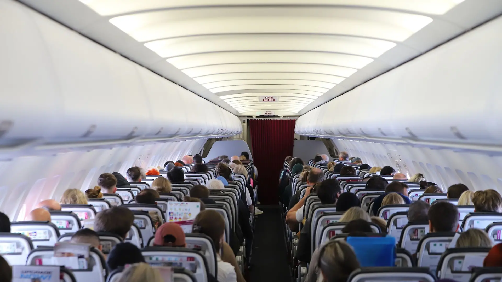 Bloßes Unwohlsein, Kreislaufbeschwerden oder Kopfschmerzen reichen rechtlich nicht aus, um bei einer überhitzten Kabine Anspruch auf Schmerzensgeld gegenüber der Airline geltend machen zu können.