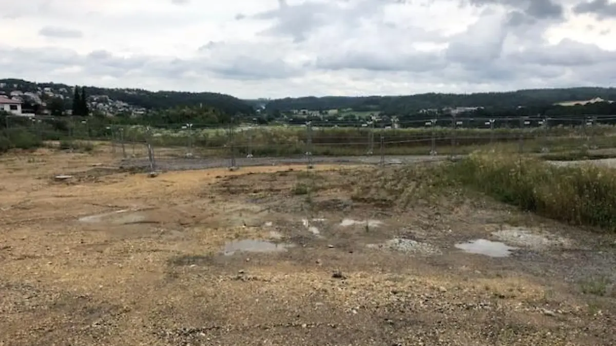 In dieser Baustellenabsperrung wurde zuerst Fridolin gefunden. Links geht es runter zur Bundesstraße B16, rechts folgt die Zufahrtsstraße zum Probstberg.