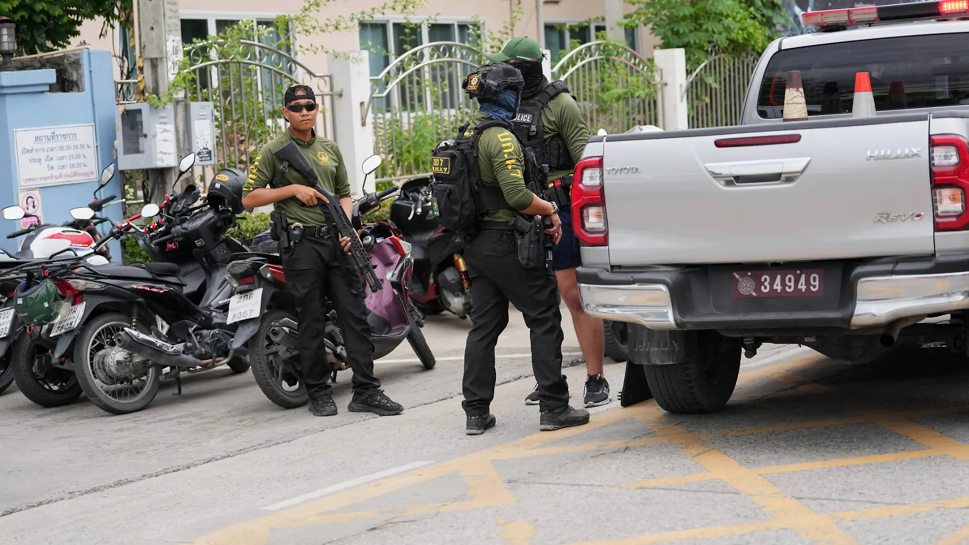 Polizisten stehen nach einem Schusswaffenvorfall an der Debsirin Nonthaburi School in der thailändischen Provinz Nonthaburi. Es war zu Todesfällen und Verletzten gekommen. +++ dpa-Bildfunk +++