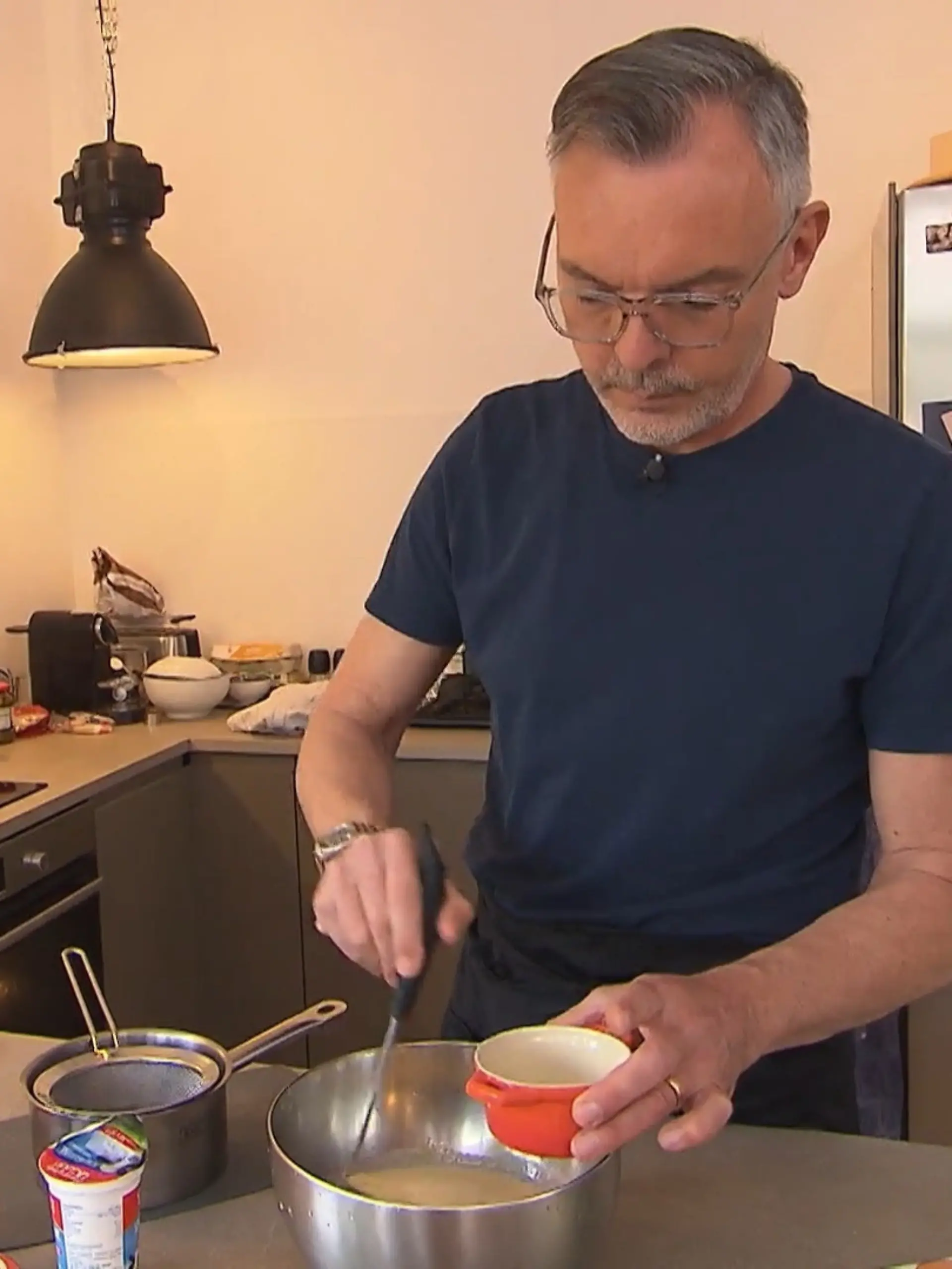 Bild zu: "Tobias serviert seine „Crème Cologne“ mit Hopfennote"