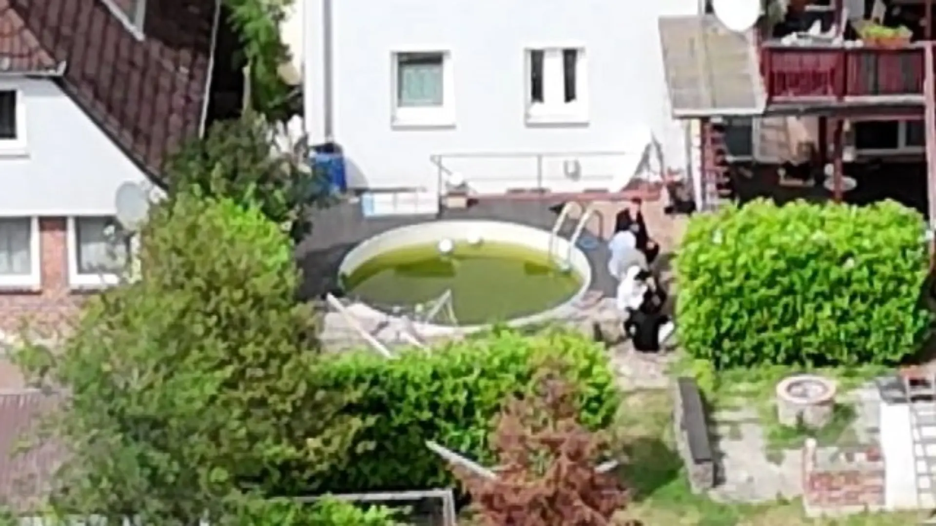 In diesem Pool im Garten des Elternhauses wurde Bella am Donnerstagmorgen leblos gefunden. Besonders rätselhaft: Der Bereich war zuvor bereits während der Suchaktion kontrolliert worden.