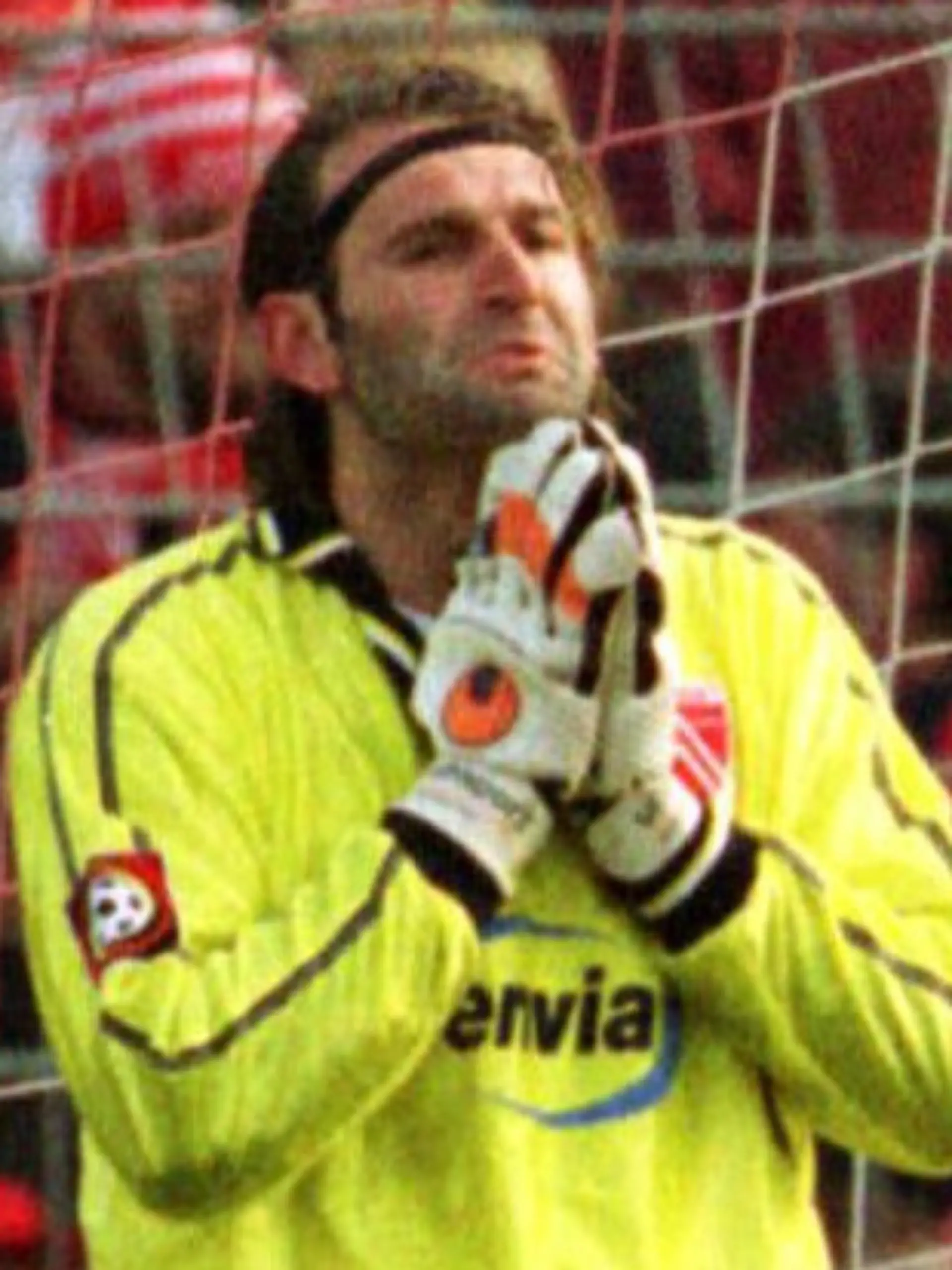 Bild zu: "Unvergessener Bundesliga-Moment – der wohl krasseste Torwart-Patzer aller Zeiten!"