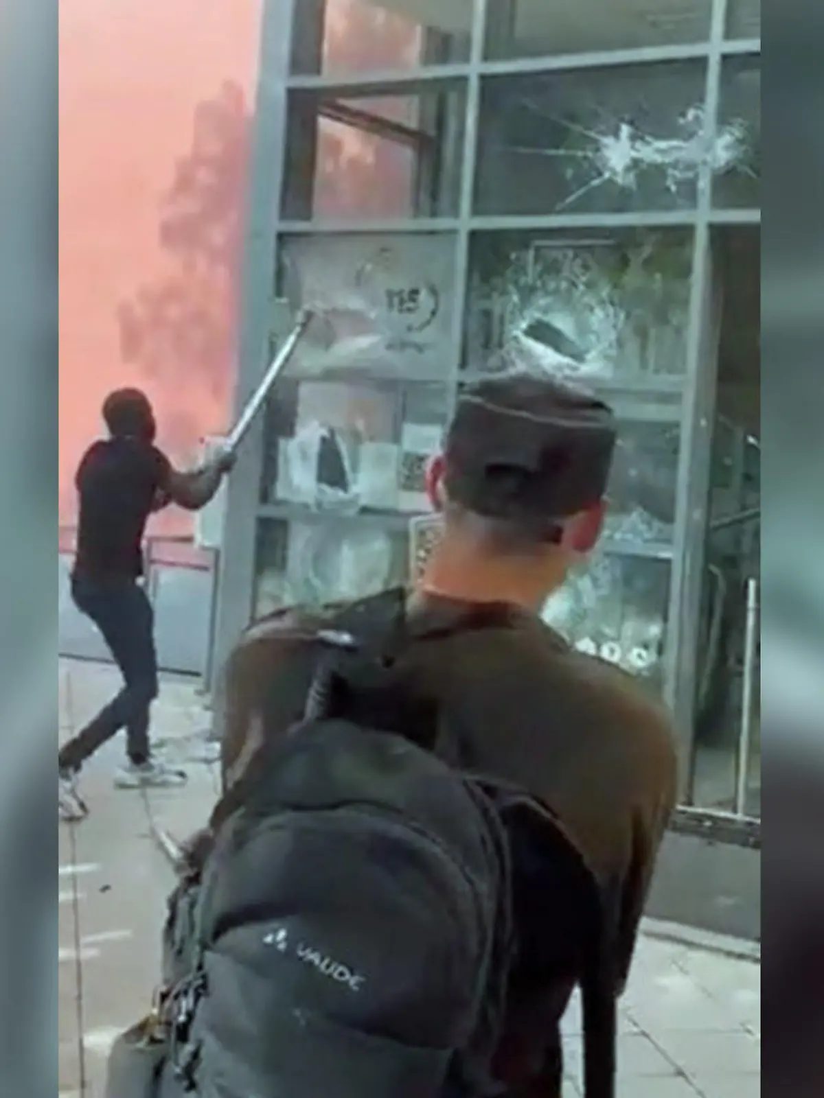 Ein Mann randaliert an der Ausländerbehörde in Magdeburg