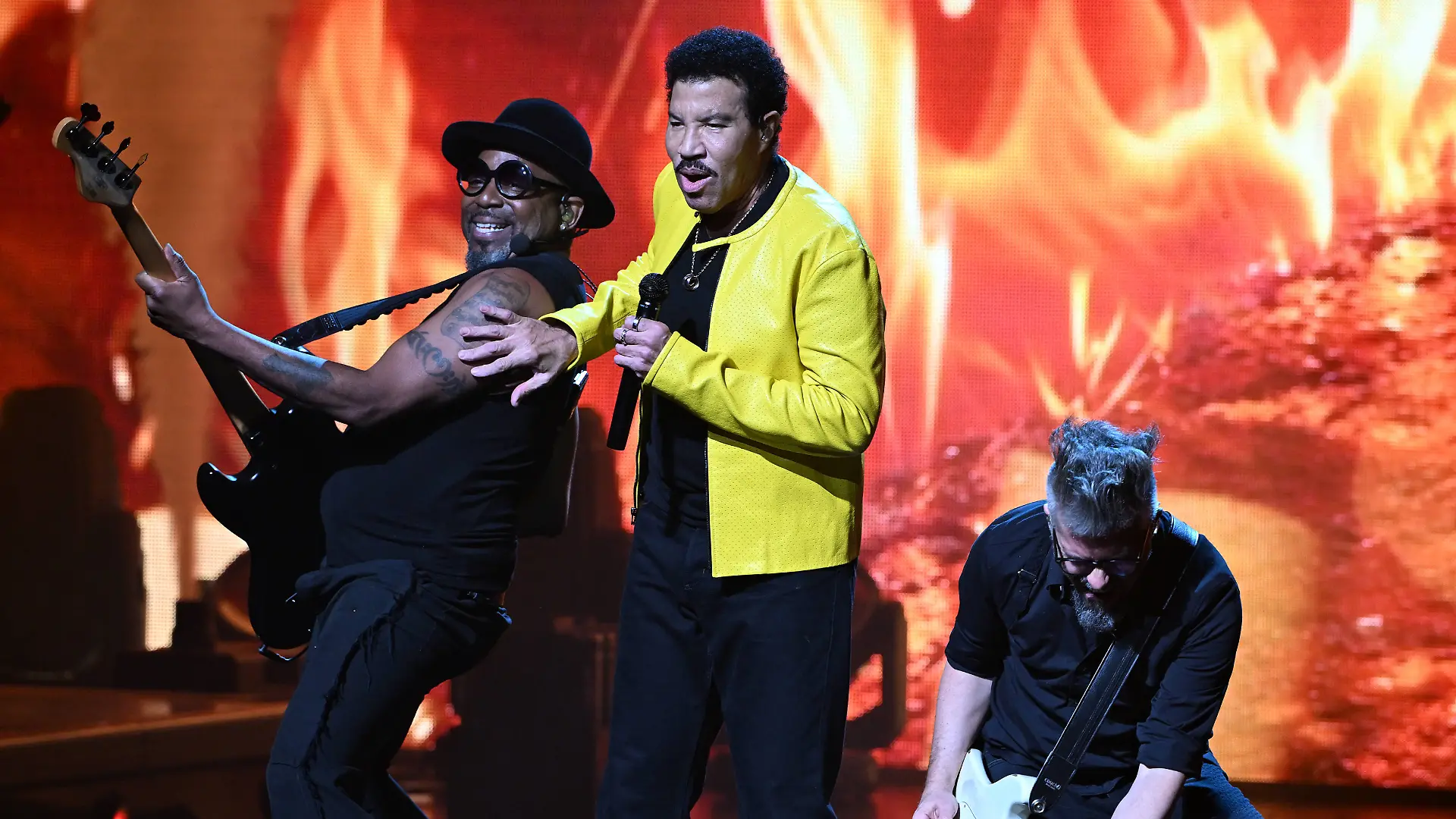 Lionel Richie bei einem Konzert mit Earth, Wind & Fire.