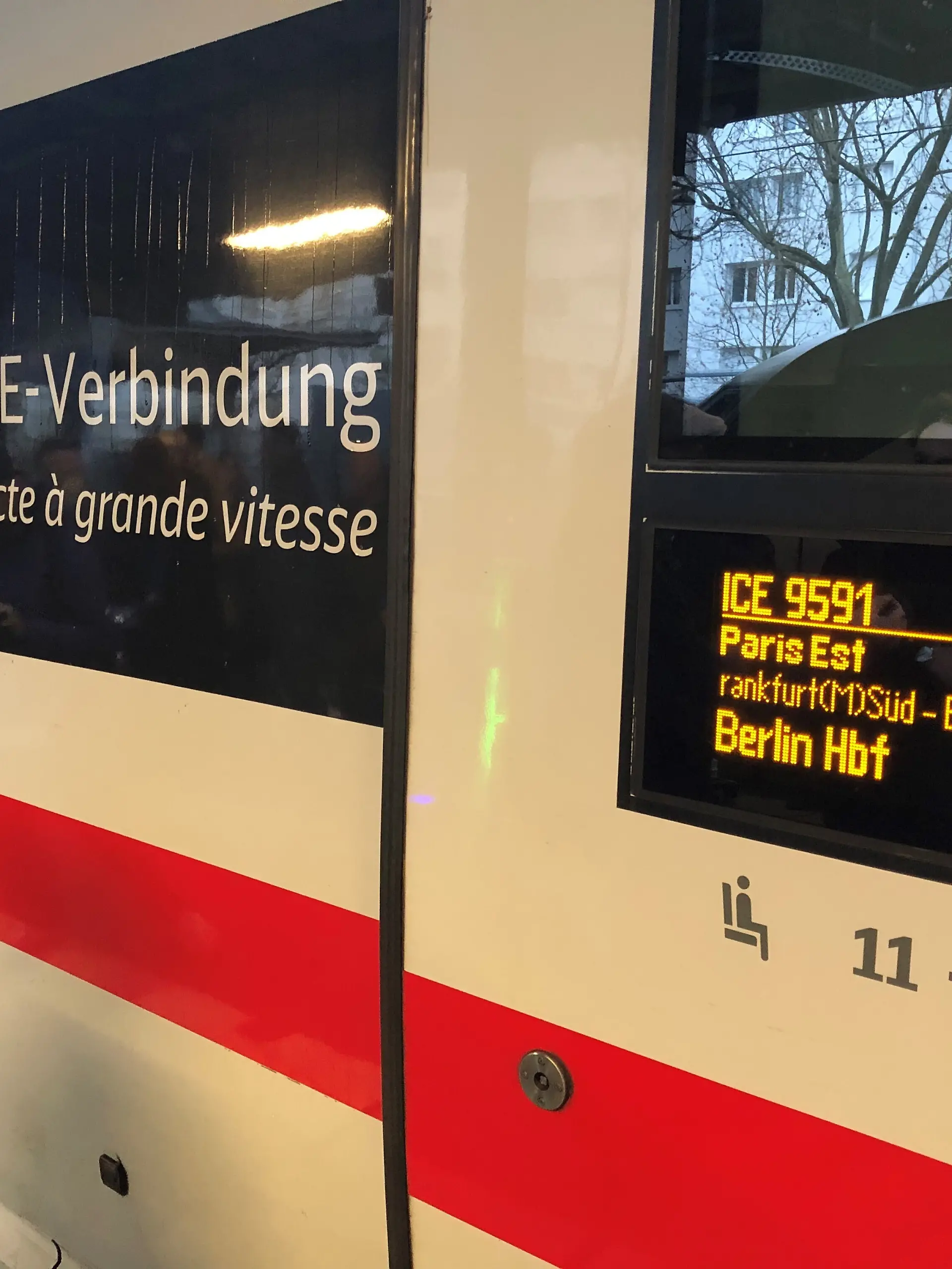 Der erste direkte ICE von Paris nach Berlin steht zur Abfahrt bereit. Der kurz vor Weihnachten gestartete direkte ICE zwischen Paris und Berlin stößt auf große Nachfrage bei den Reisenden. Wenn der Trend anhält, wollen beide Bahnen einen Ausbau der Verbindung prüfen, und auch zwischen Paris und München soll es demnächst mehr Direktverbindungen geben. (zu dpa: «Bahn: Lange Fahrten ins Ausland besonders beliebt») +++ dpa-Bildfunk +++