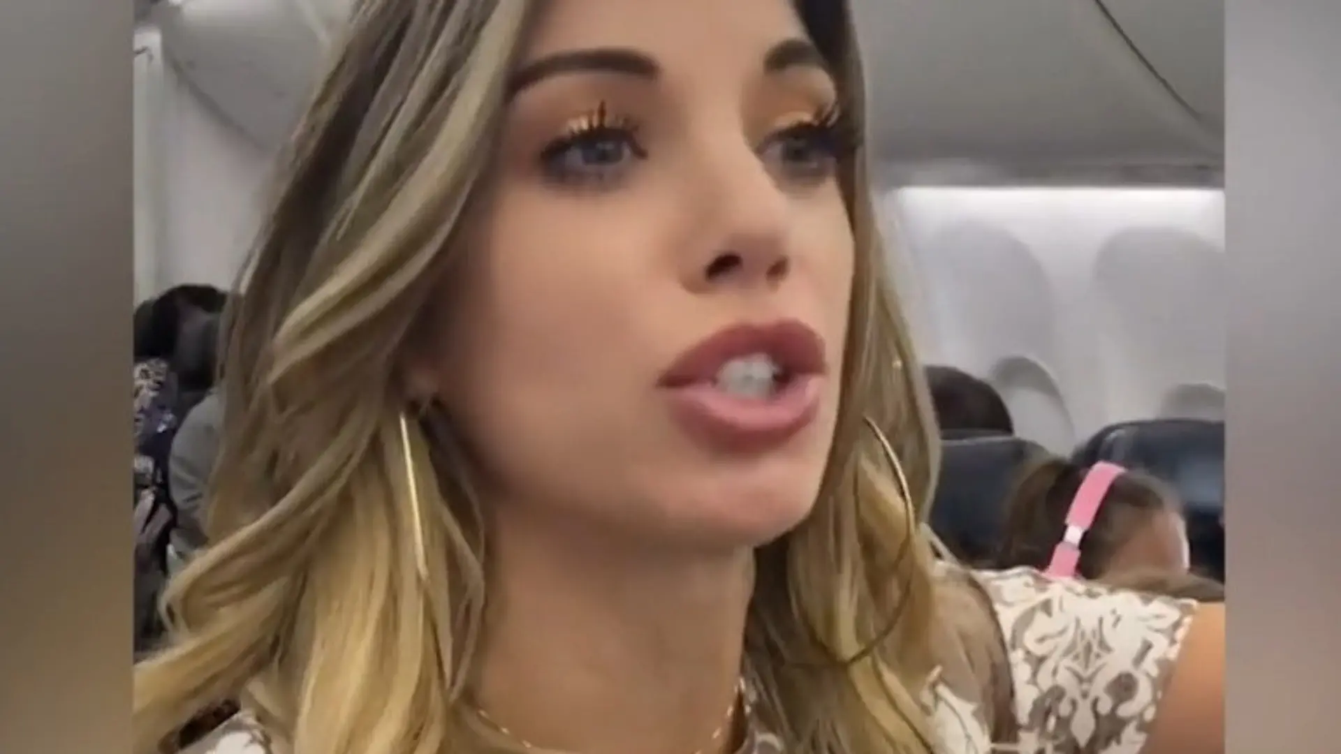 Fluggäste in Angst! Influencerin predigt im Flieger – dann schreitet Crew ein „Die Hölle ist real"