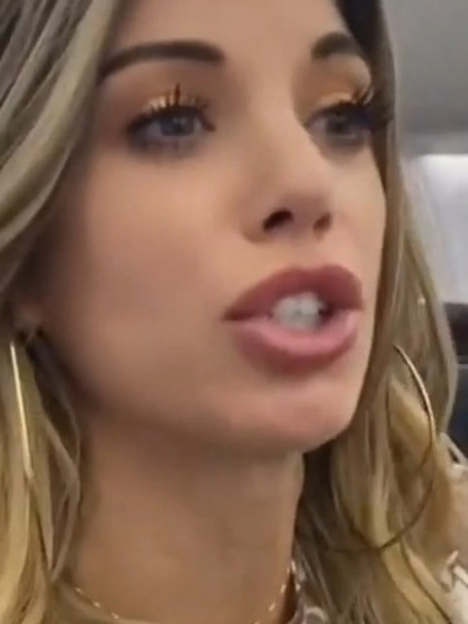 Bild zu: "Fluggäste in Angst! Influencerin predigt im Flieger – dann schreitet Crew ein"