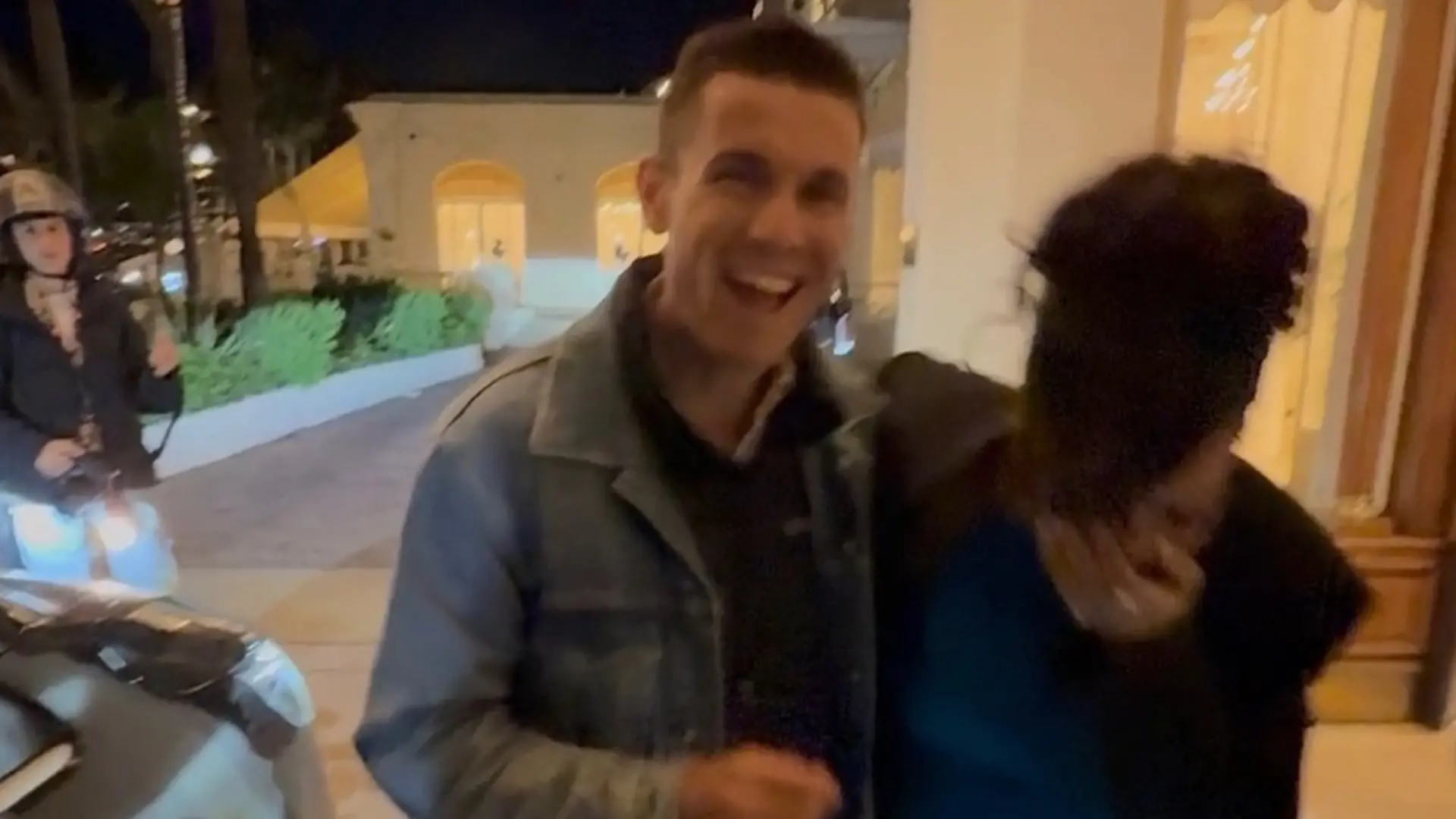 Fan will Foto mit Weltstar – doch dann geht etwas mächtig schief! Chance beinahe vergeigt