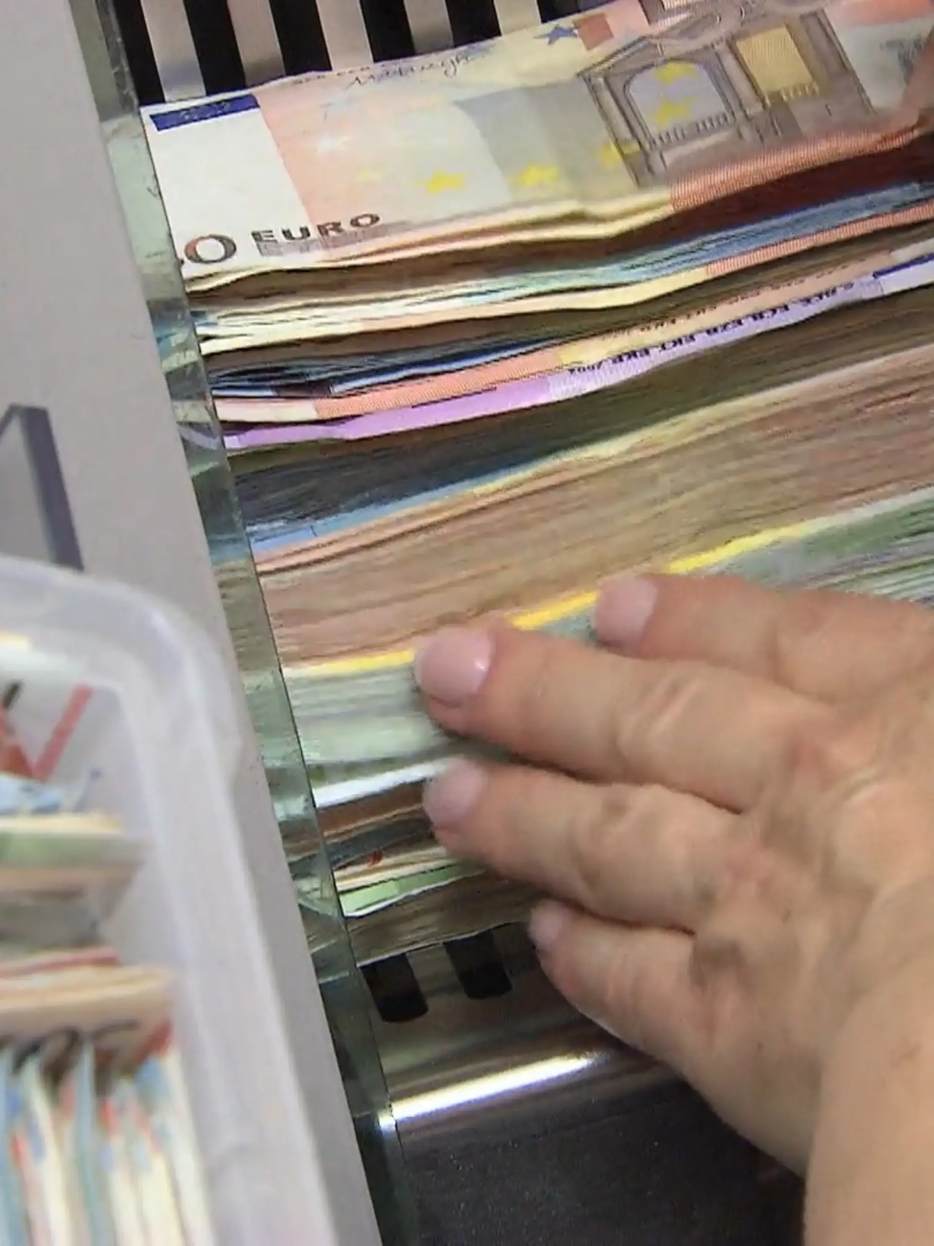 Bild zu: "Bargeld gerät unter Druck"