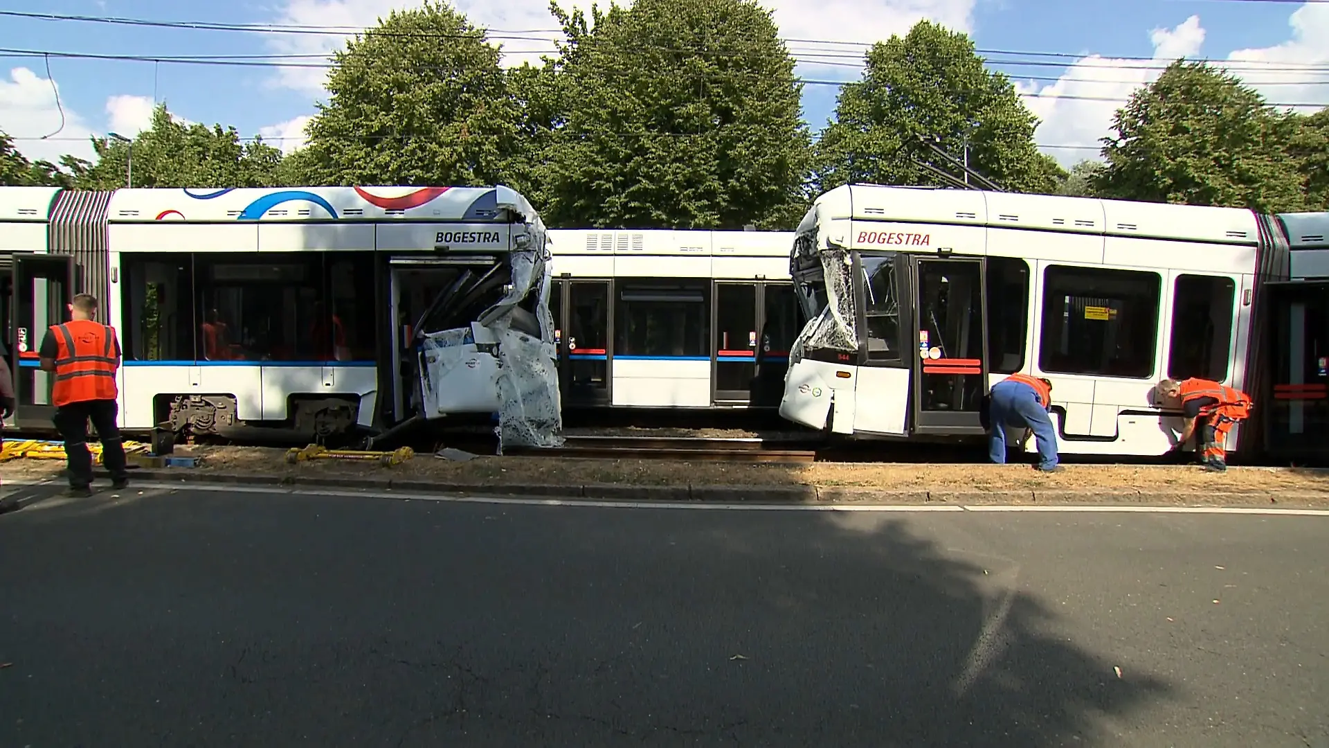 Nach Straßenbahn-Unfall in Gelsenkirchen: Ermittler suchen weiter nach der Unfallursache Großeinsatz der Feuerwehr