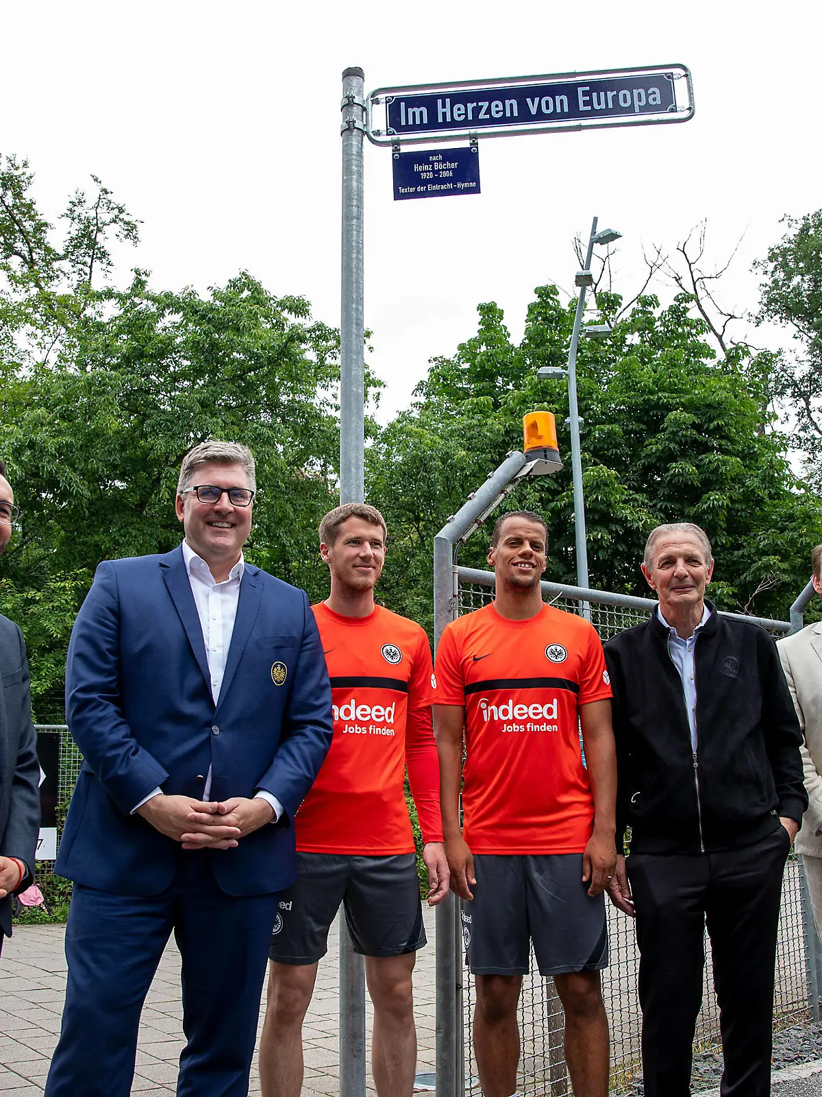 Frankfurt am 5.Juli 2021, Einweihung Straßenschild Im Herzen von Europa im ProfiCamp der Eintracht Frankfurt, offiziellen Einweihung der neuen Adresse und Enthüllung des Straßenschildes despor, emonline, rmspor v.l., Enthüllung des Straßenschildes , Axel Hellmann Vorstandsmitglied der Eintracht Frankfurt Fußball AG, Erik Durm Eintracht Frankfurt, Timothy Chandler Eintracht Frankfurt und Charly Körbel DFL REGULATIONS PROHIBIT ANY USE OF PHOTOGRAPHS AS IMAGE SEQUENCES AND/OR QUASI-VIDEO *** Frankfurt on 5 July 2021, inauguration street sign In the heart of Europe in the ProfiCamp of Eintracht Frankfurt, official inauguration of the new address and unveiling of the street sign despor, emonline, rmspor v l , unveiling of the street sign , Axel Hellmann Member of the Board of Eintracht Frankfurt Fußball AG , Erik Durm Eintracht Frankfurt , Timothy Chandler Eintracht Frankfurt and Charly Körbel DFL REGULATIONS PROHIBIT ANY USE OF PHOTOGRAPHS AS IMAGE SEQUENCES AND OR QUASI VIDEO Copyright: JoaquimxFerreira