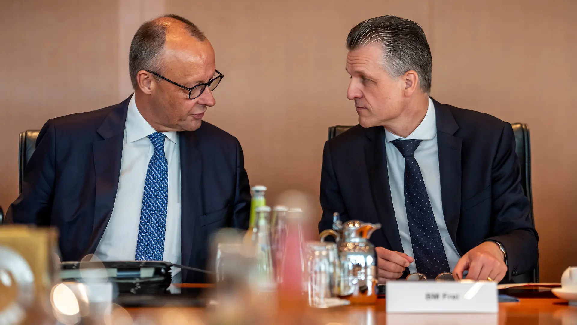 29.07.2026, Berlin: Thorsten Frei (CDU, r), bisheriger Chef des Bundeskanzleramts und Bundesminister für besondere Aufgaben, spricht mit Bundeskanzler Friedrich Merz (CDU) vor Beginn der Sitzung des Bundeskabinetts im Kanzleramt. Foto: Michael Kappeler/dpa +++ dpa-Bildfunk +++