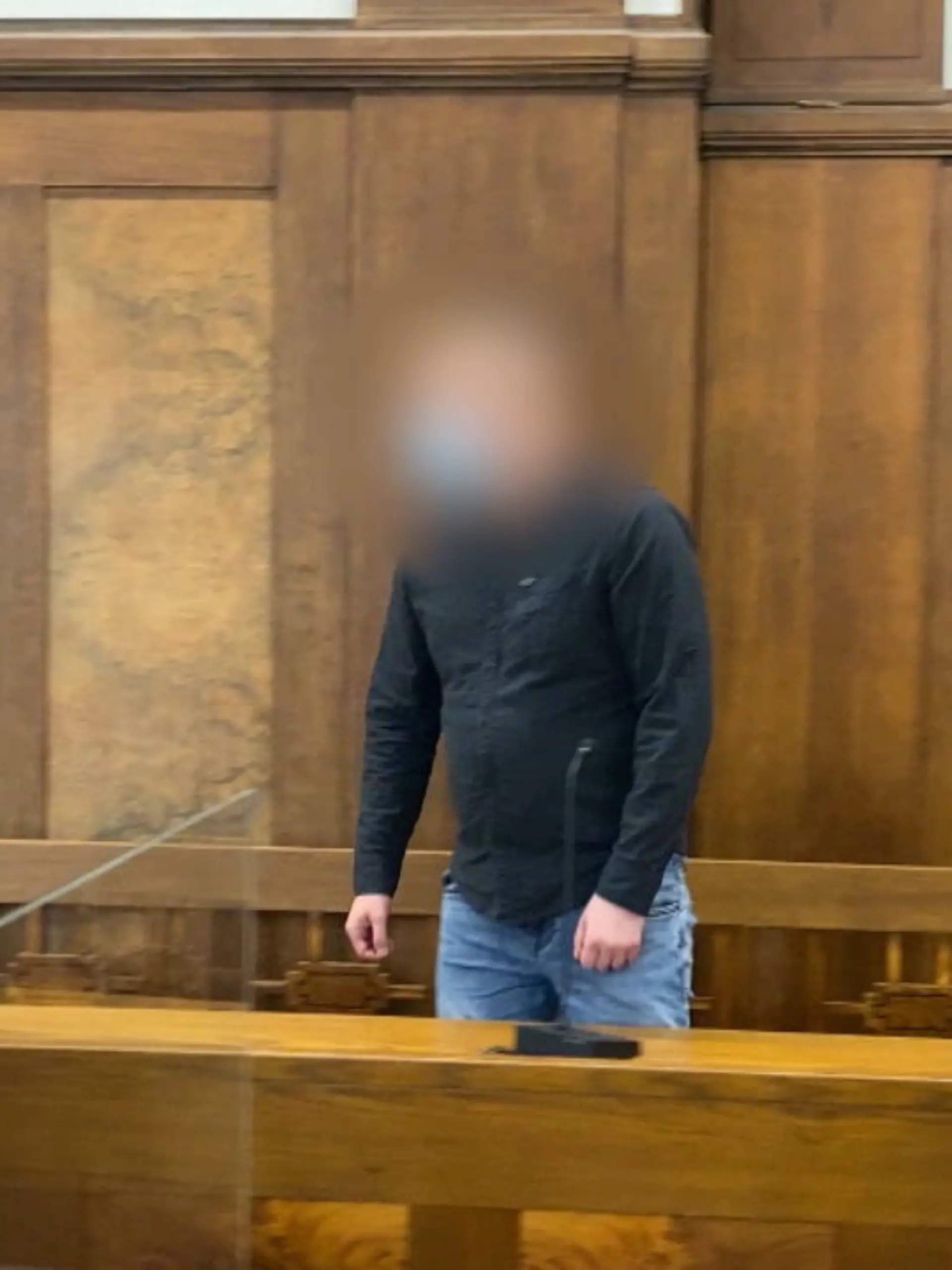 Bild zu: "Auf Partnerin u. Nachbarn eingestochen"
