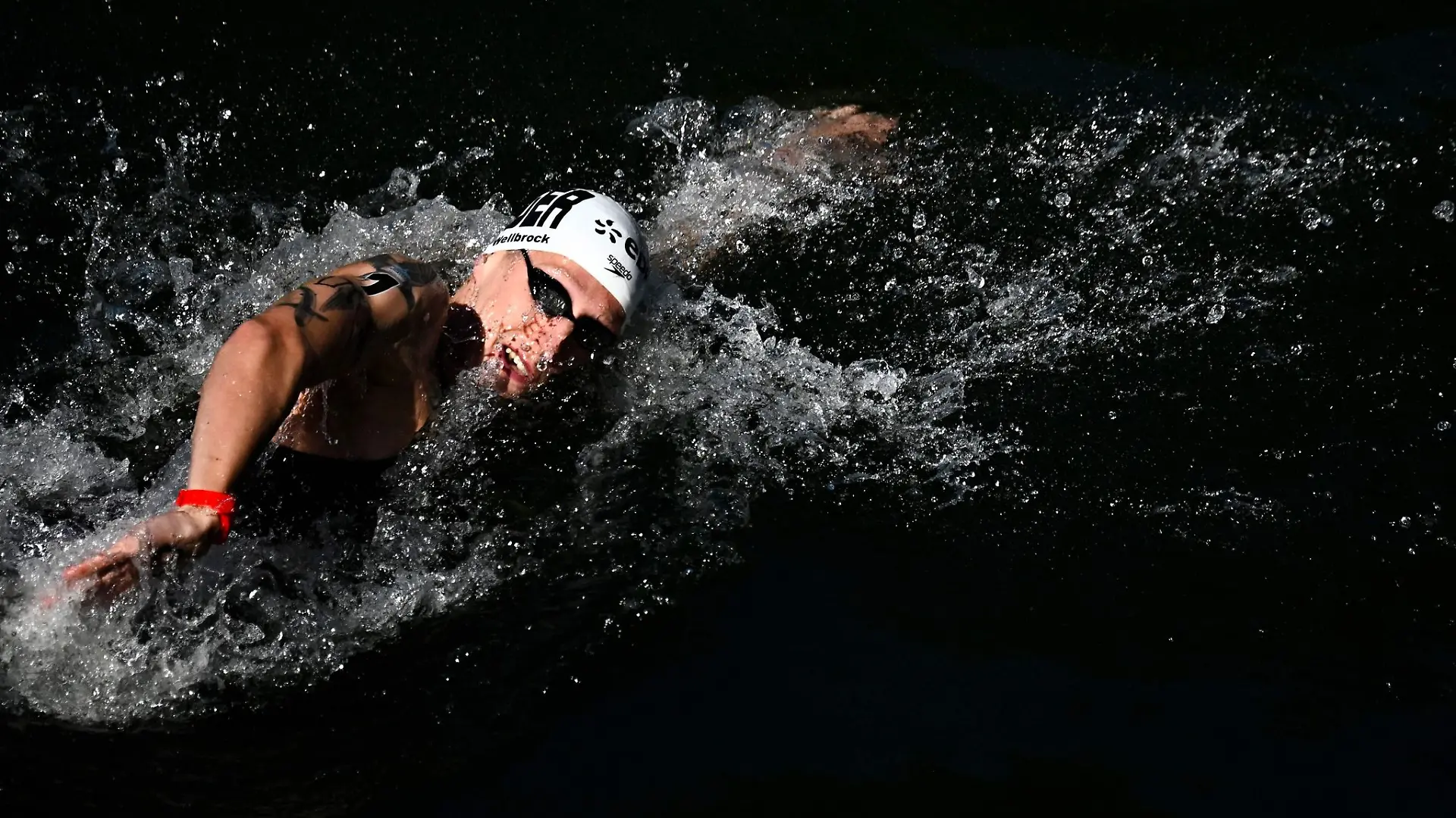 Florian Wellbrock führt Deutschland zum EM-Titel in der Mixed-Staffel im Freiwasser.